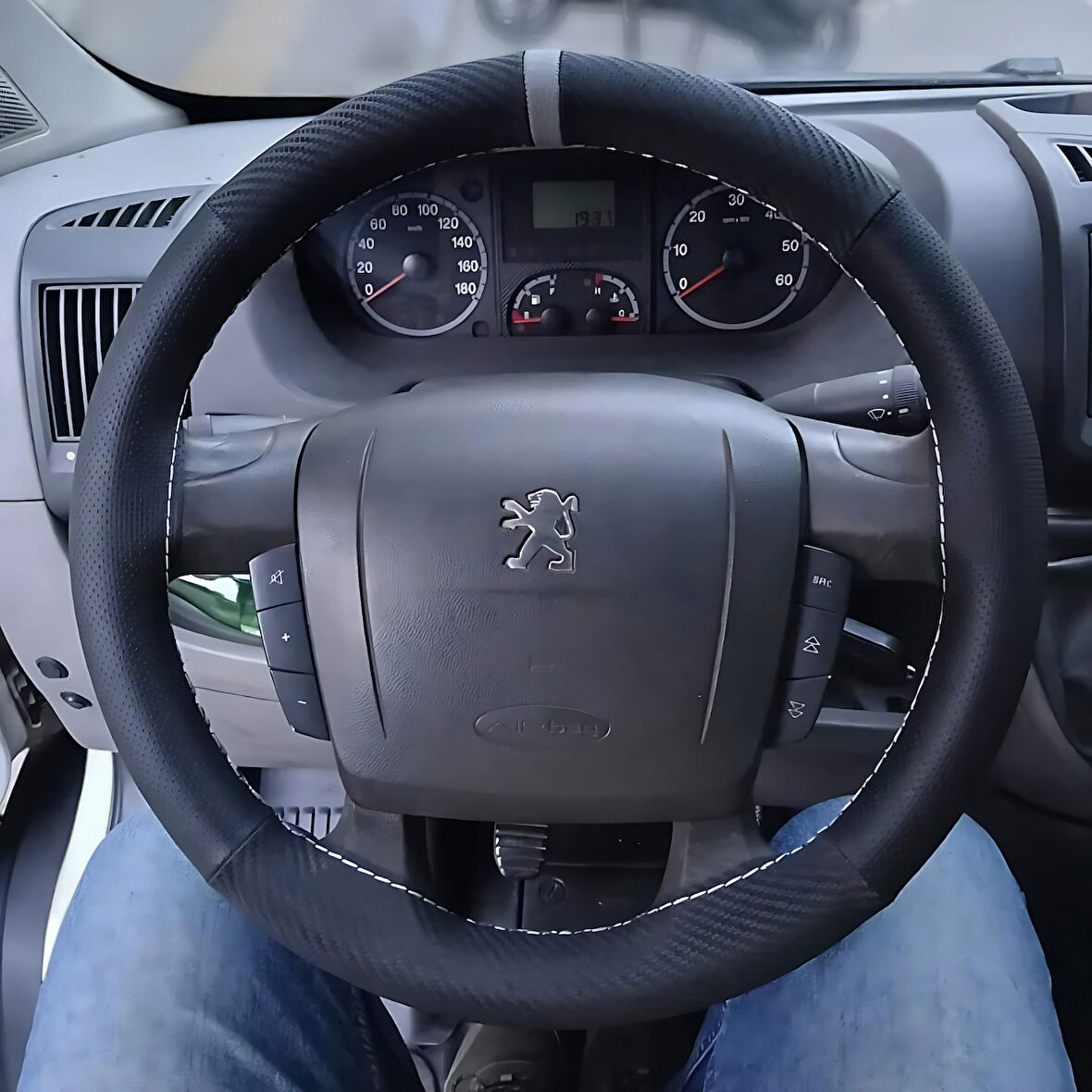 DİKİŞLİ DİREKSİYON KILIFI KARBON DERİ NOKTALI DERİ GRİ YÜZÜK GRİ DİKİŞLİ PEUGEOT BOXER İÇİN