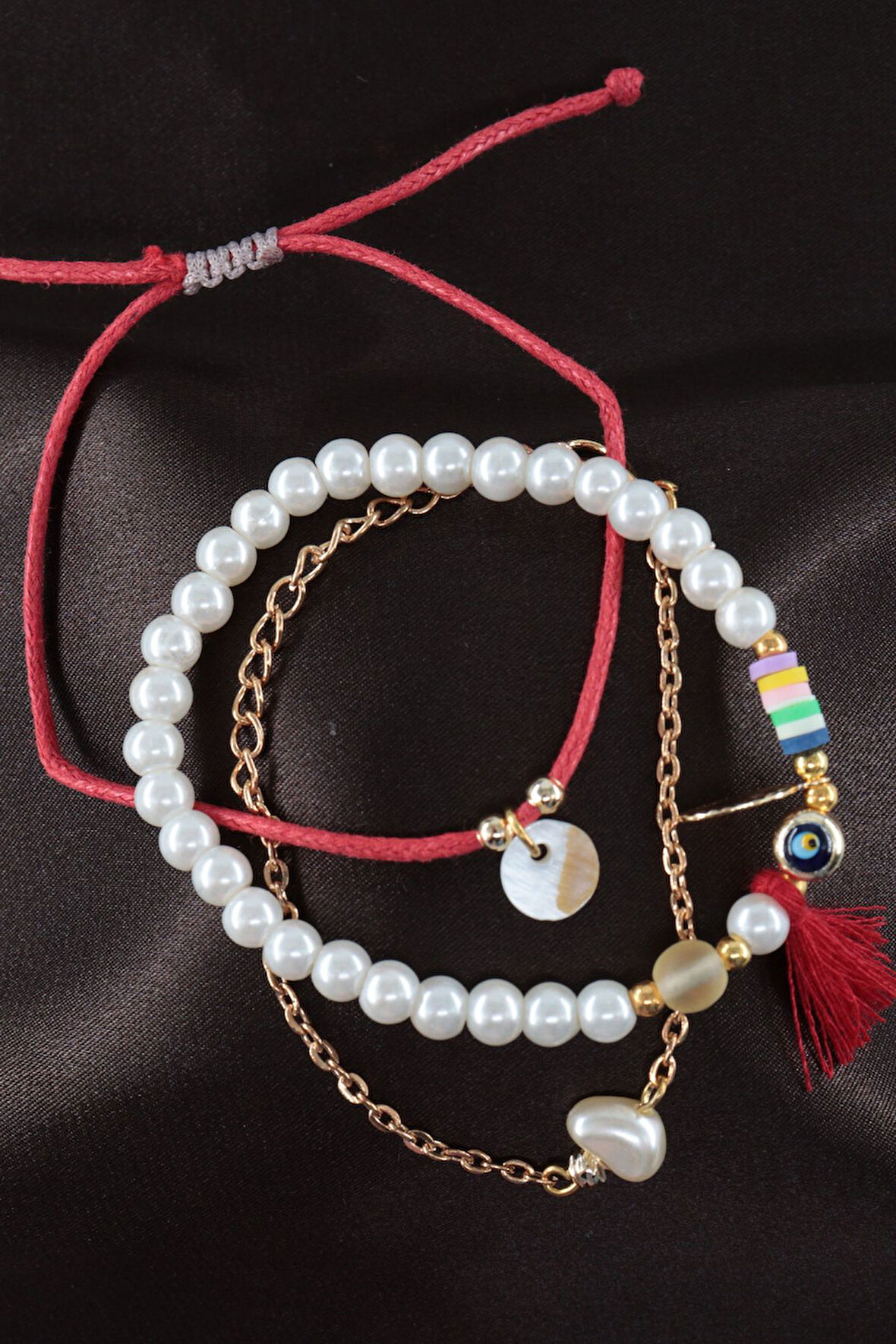 3lü nazar boncuklu incili püsküllü asansörlü lastikli kırmızı ip bileklik. Kadın ip bileklik halhal