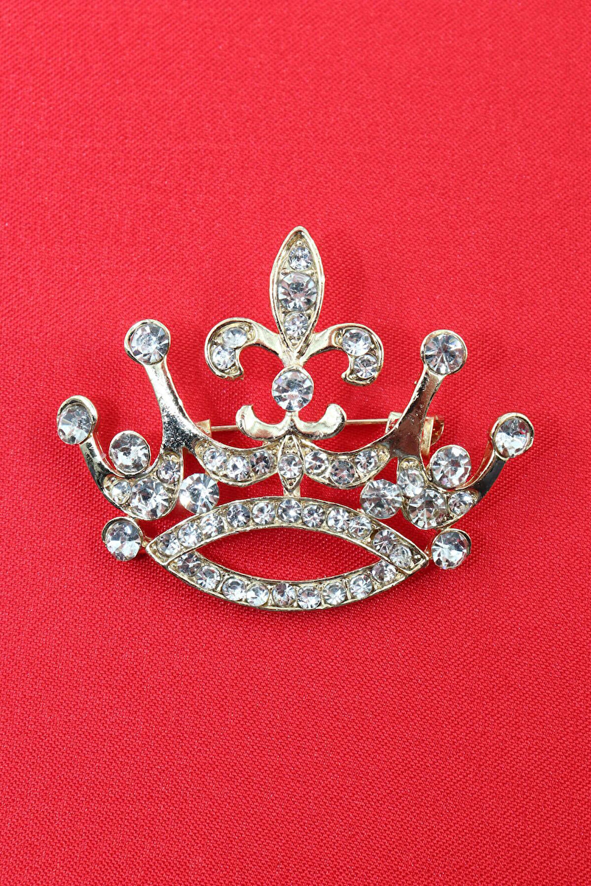 Kraliçe tacı broş. Taşlı tasarım kraliçe taçlı broş. Yaka iğnesi kraliçe tacı broş. Kadın broş. Broş