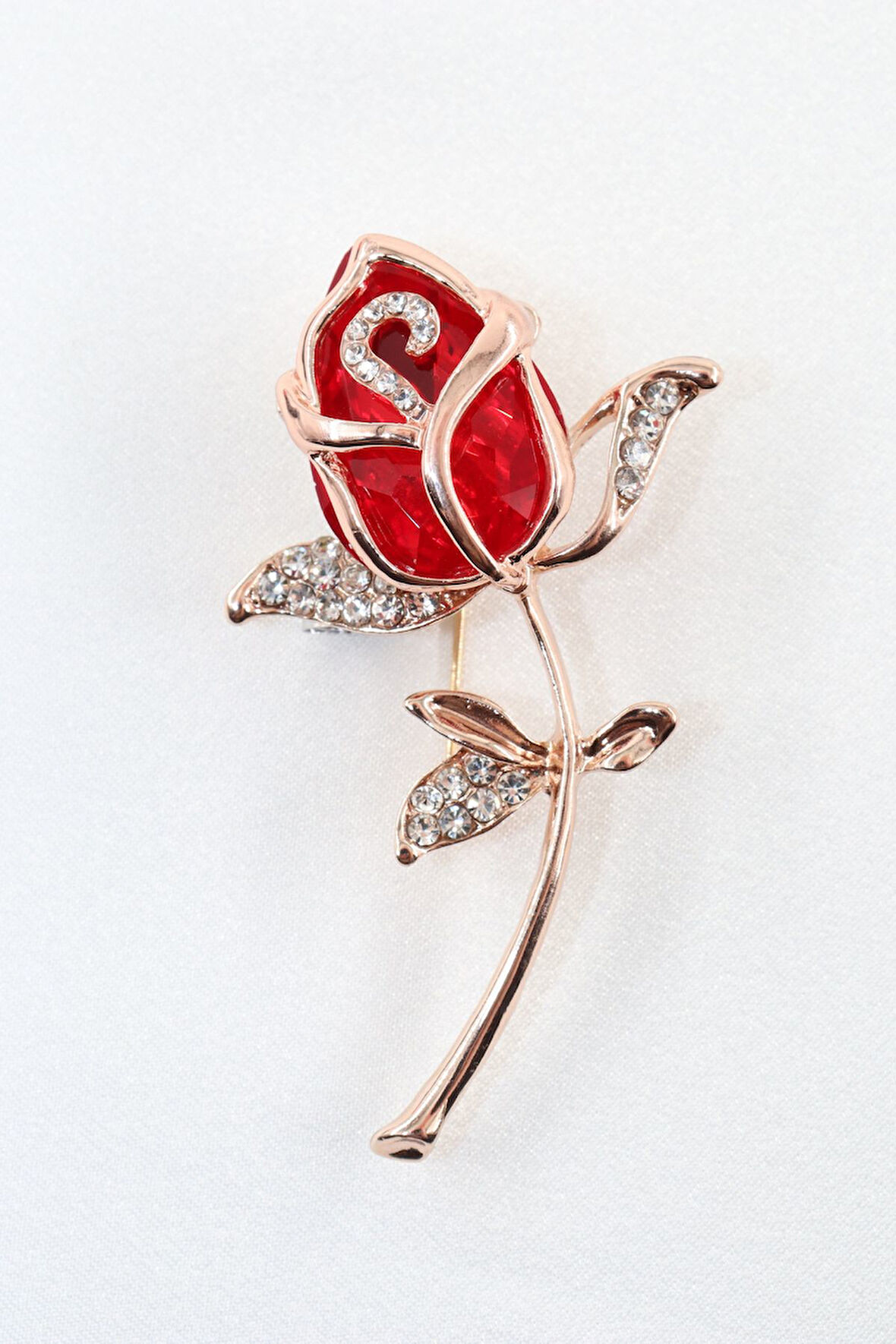Kırmızı gül broş. Taşlı tasarım gül broş. Yaka iğnesi gül broş. Kadın broş. Broş. Gül broş.
