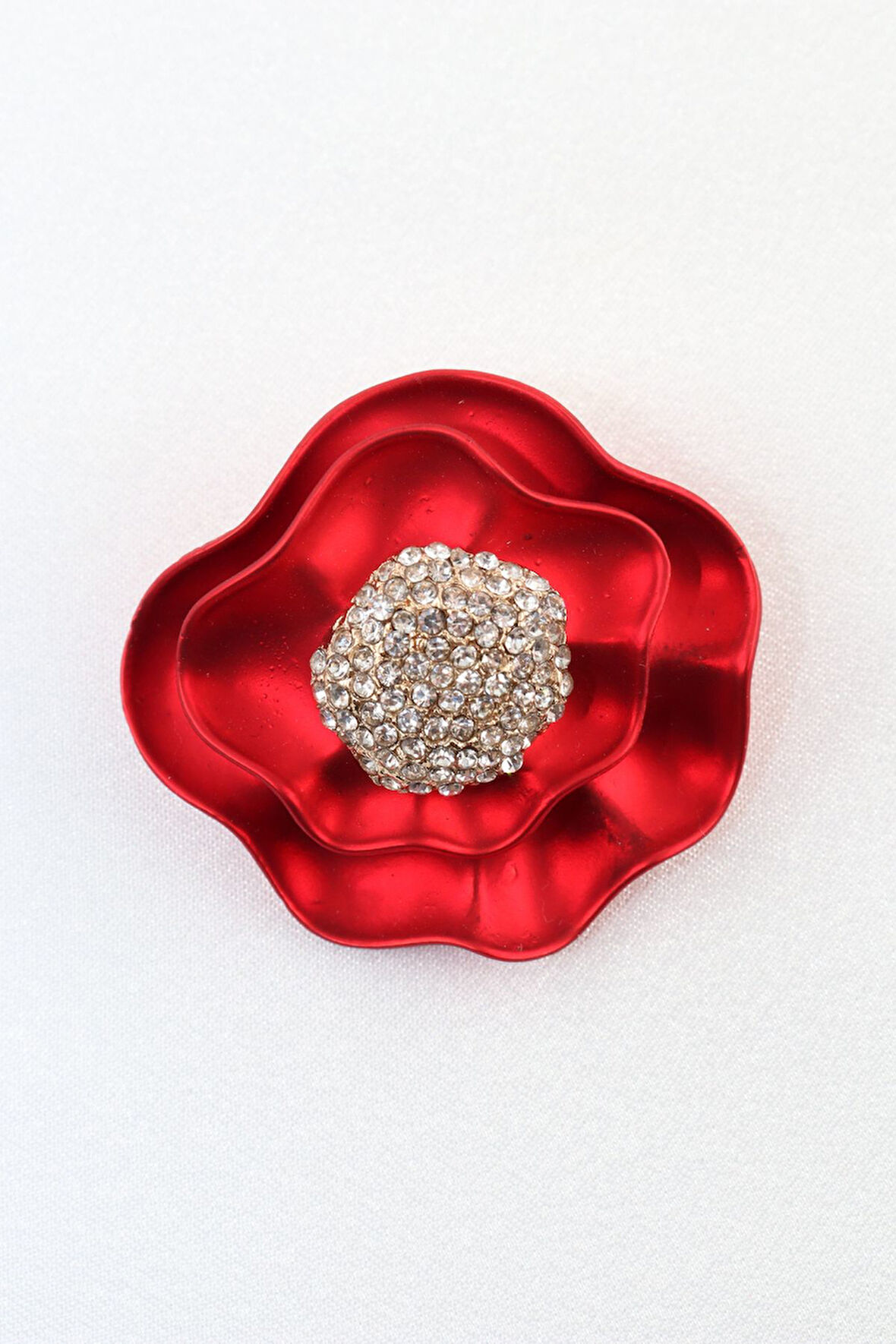 Kırmızı gül broş. Taşlı tasarım kırmızı gül broş. Yaka iğnesi gül broş. Kadın broş. Broş. Gül broş.