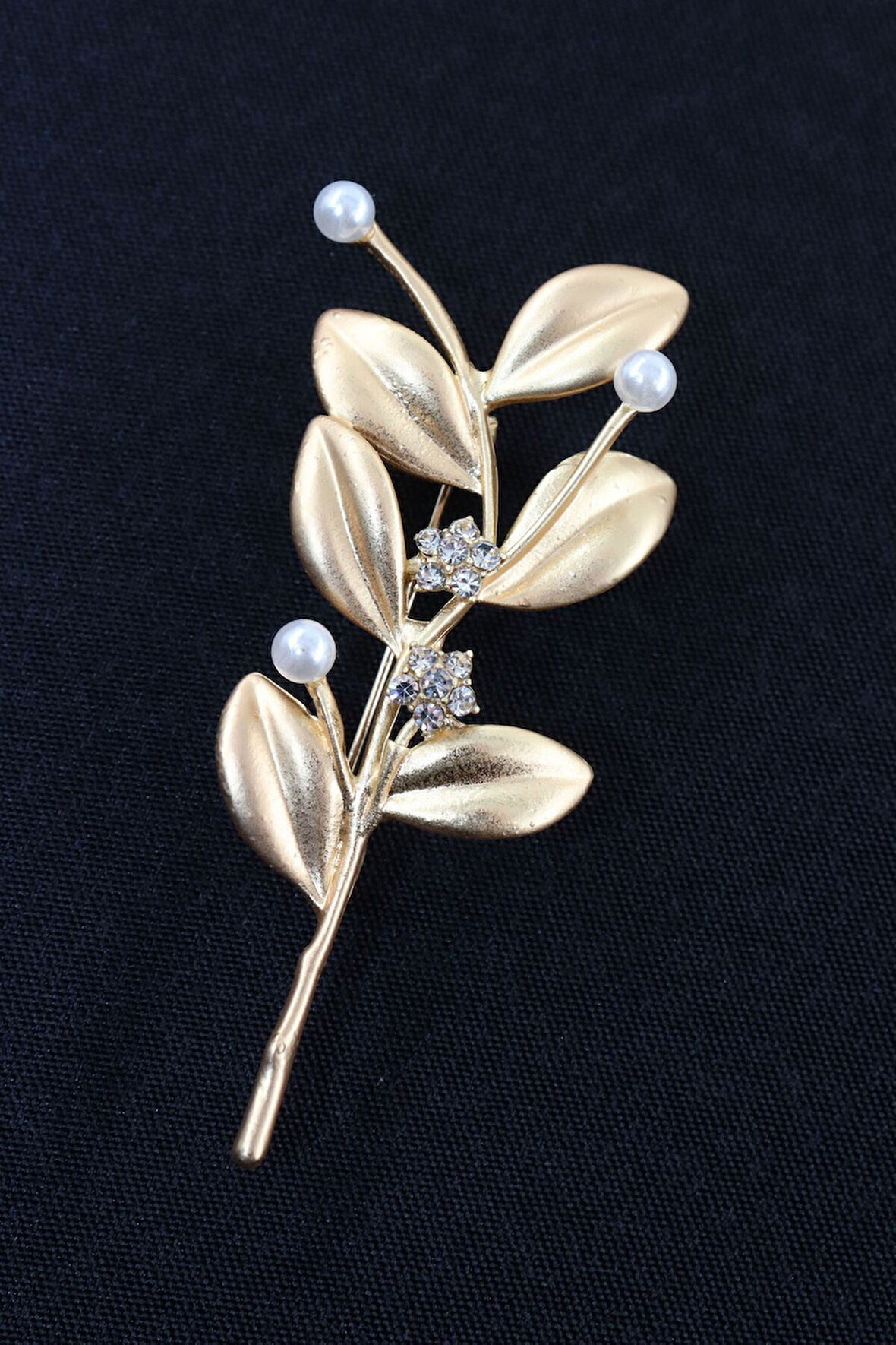 Gold taşlı incili zeytin dalı broş. Yaka iğnesi broş. Kadın broş. Broş. Zeytin dalı broş.