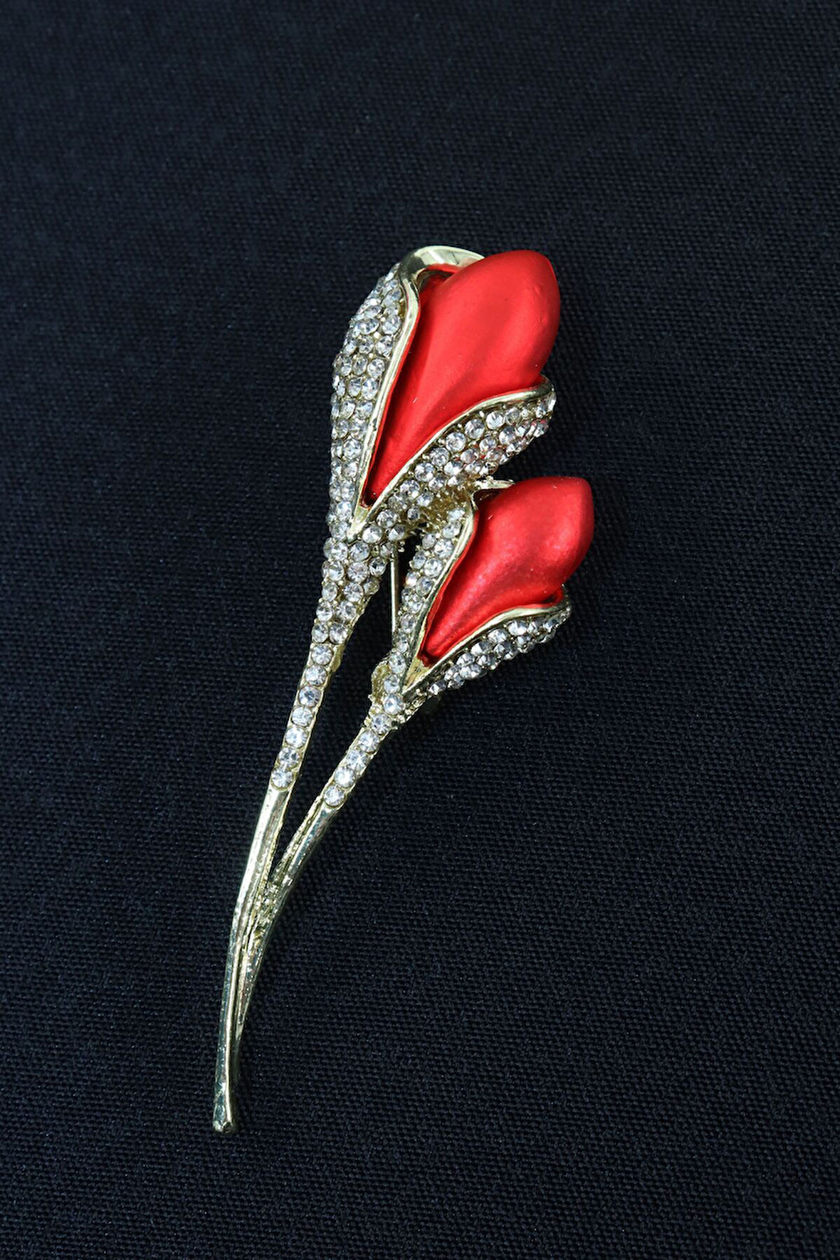 Lale tomurcuğu broş. Taşlı tasarım lale broş. Yaka iğnesi lale broş. Kadın broş. Broş. Lale broş.