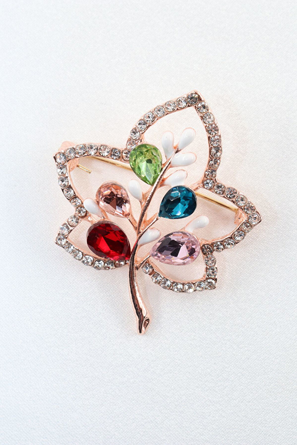 Elmas taşlı meşe yaprağı broş. Yaka iğnesi broş. Taşlı broş. Kadın broş. Broş. Meşe yaprağı broş.
