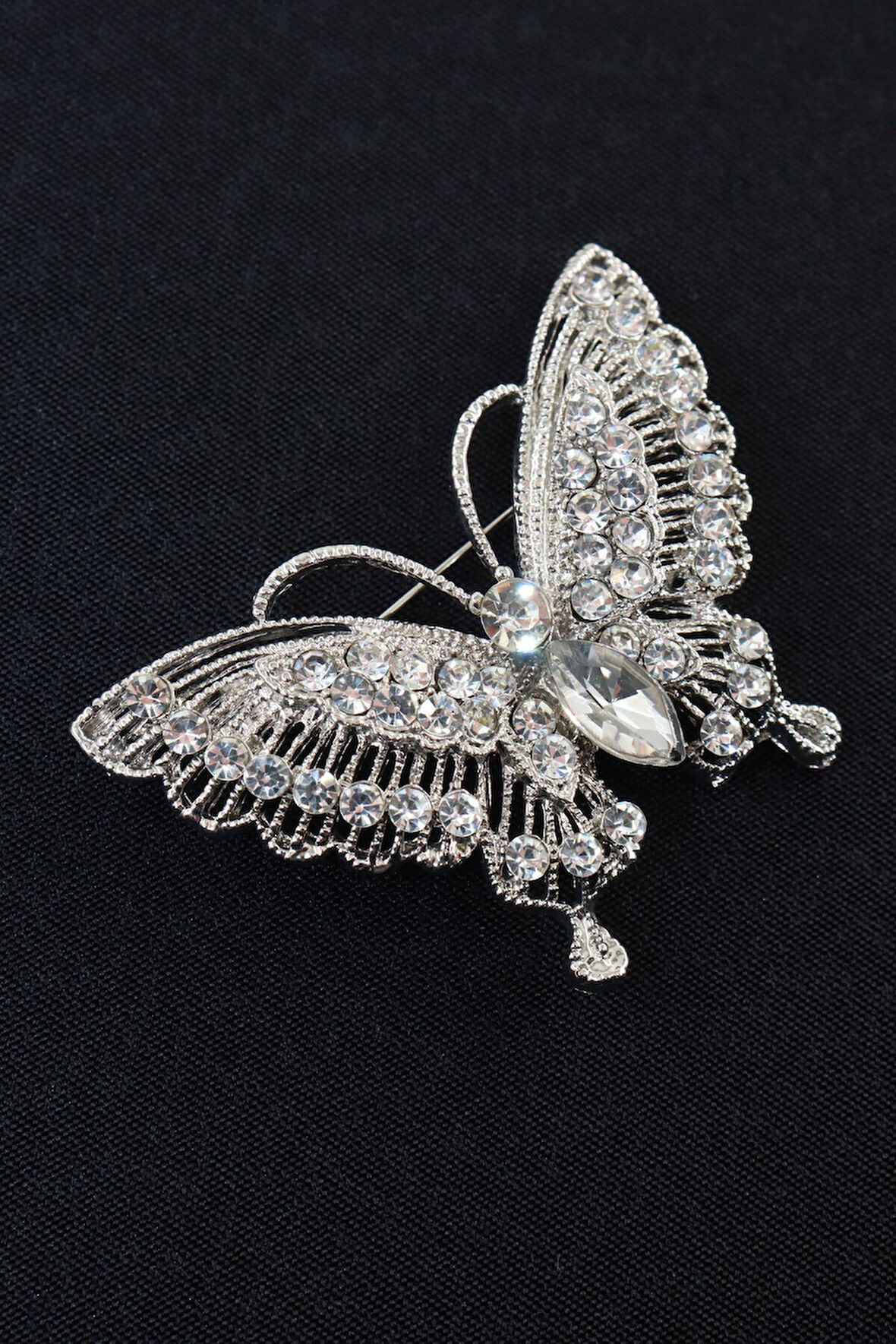 Pırlanta taşlı kelebek broş. Taşlı tasarım broş. Yaka iğnesi broş. Kadın broş. Broş. Kelebek broş.
