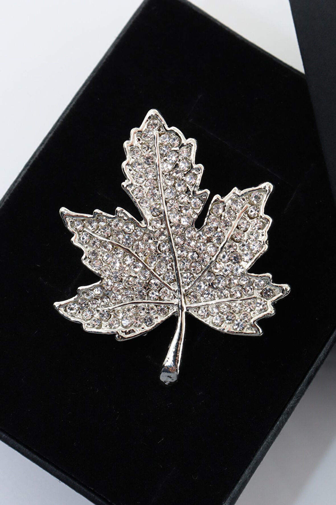 Gümüş Renk Meşe Yaprağı Broş. Taşlı Tasarım Broş. Yaka Iğnesi. Kadın Broş. Broş. Meşe Yaprağı Broş.