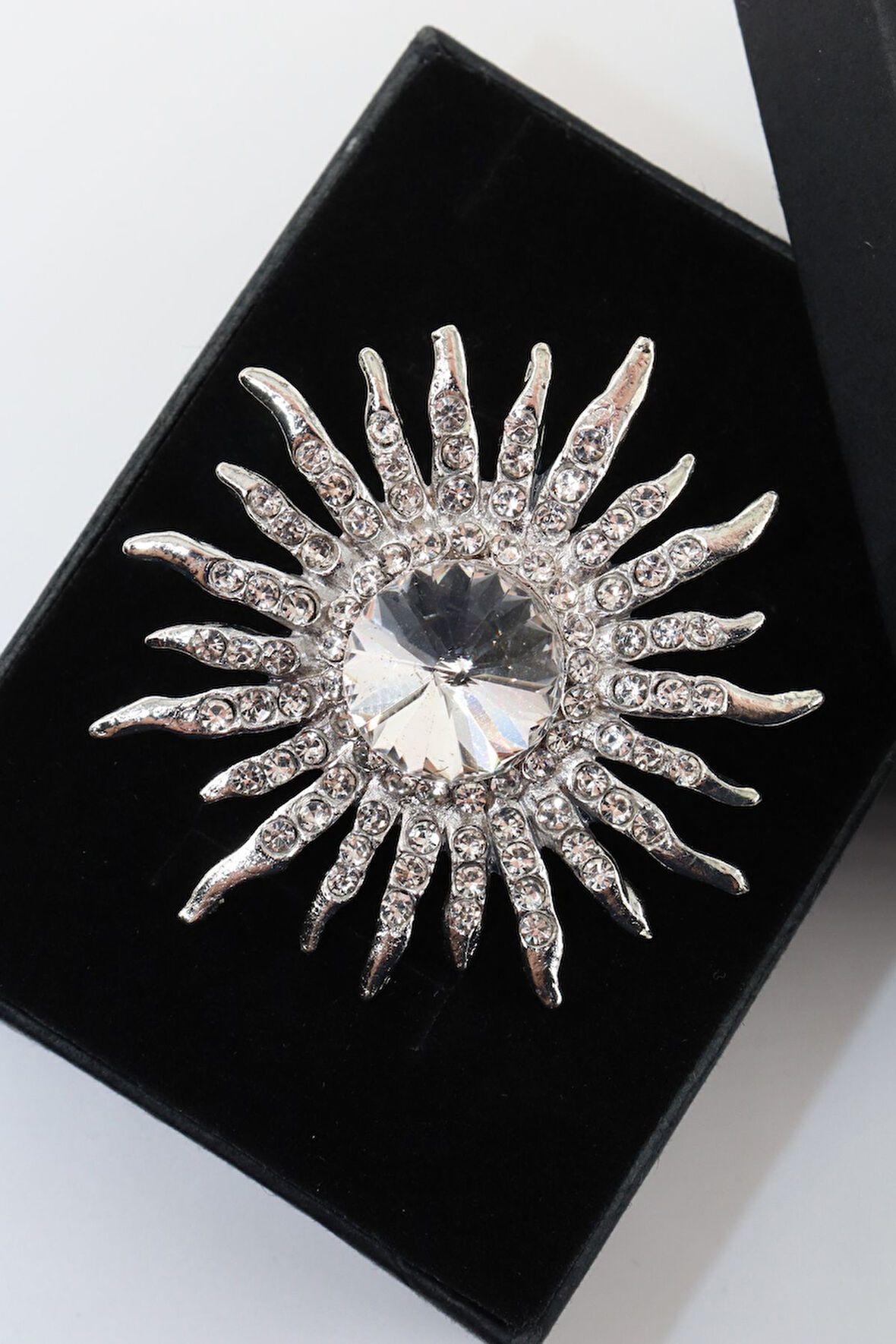 Gümüş renk güneş broş. Elmas taşlı tasarım güneş broş. Yaka iğnesi. Kadın broş. Broş. Güneş broş.