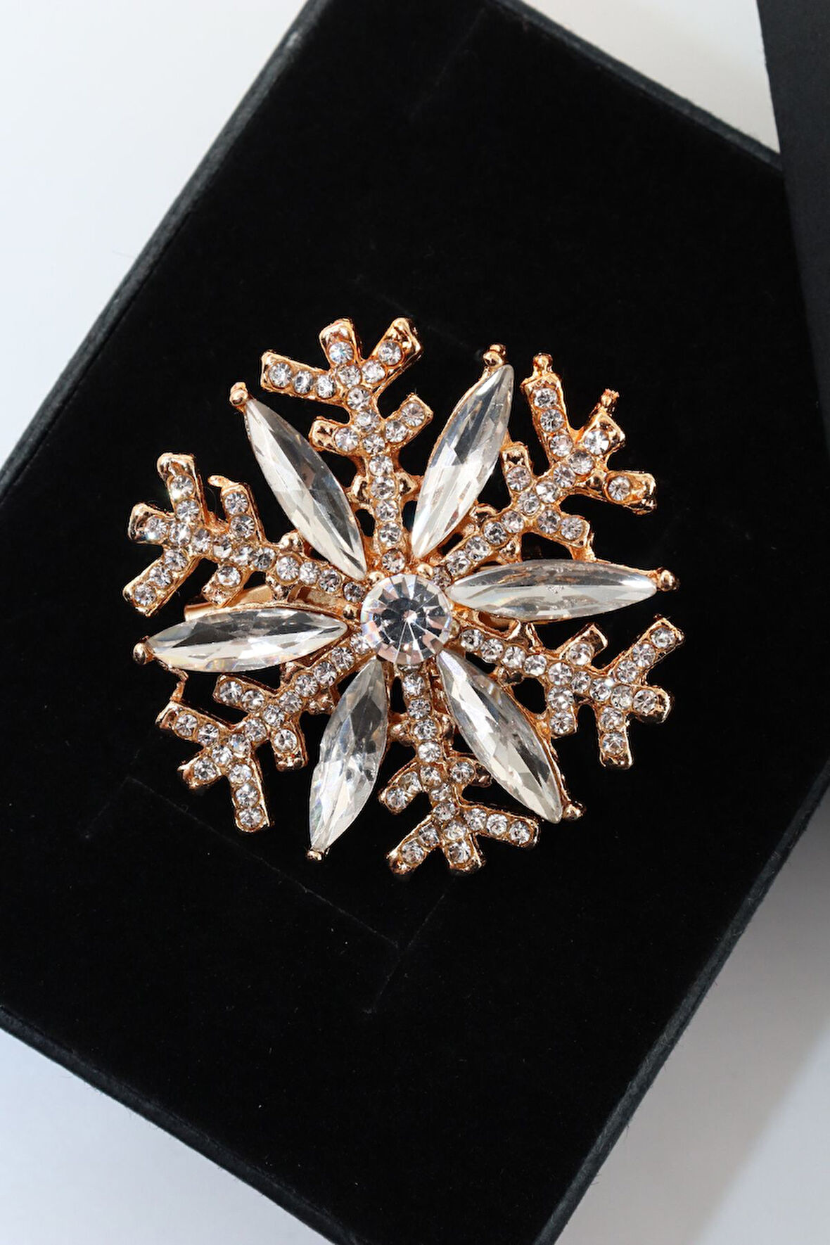 Gold renk kar tanesi broş. Taşlı tasarım broş. Yaka iğnesi broş. Kadın broş. Broş. Kar tanesi broş.