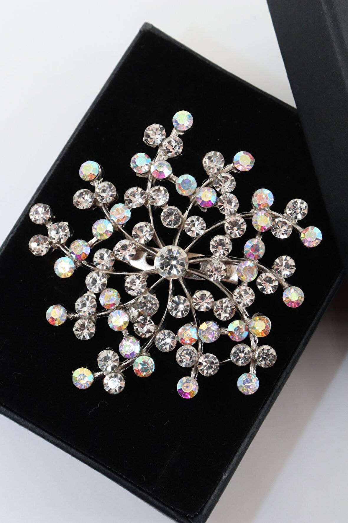 Gümüş renk çiçek tomurcuğu broş. Kristal taşlı tasarım arı broş. Yaka iğnesi broş. Tomurcuk broş.