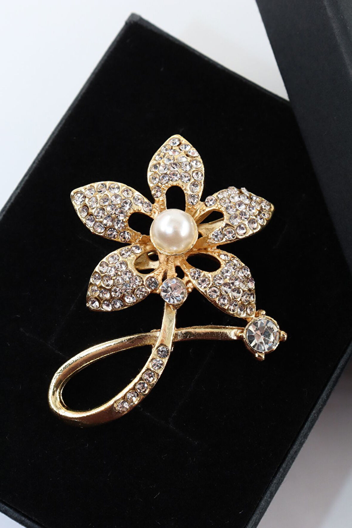 Gold renkli incili yasemin çiçeği broş. Taşlı tasarım broş. Yaka iğnesi broş. Yasemin çiçeği broş.