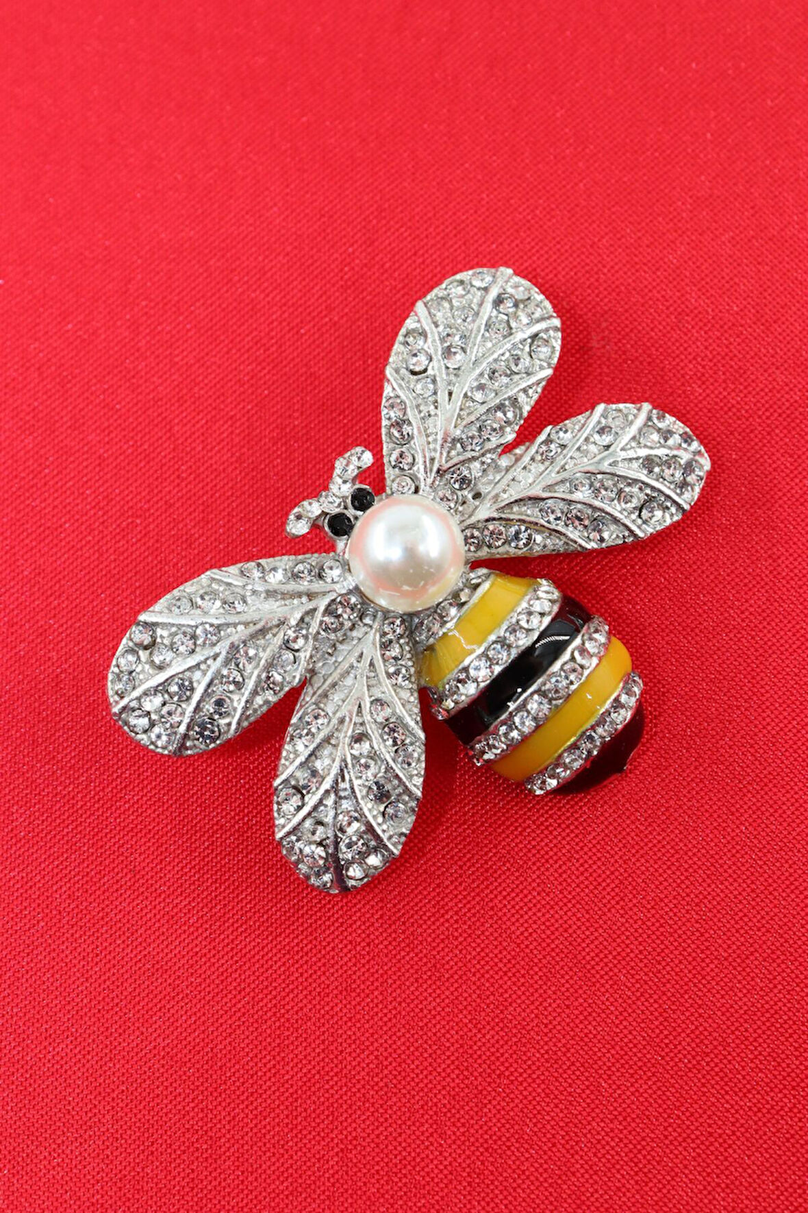 Gümüş renkli incili kraliçe arı broş. Taşlı tasarım broş. Yaka iğnesi broş. Arı broş.