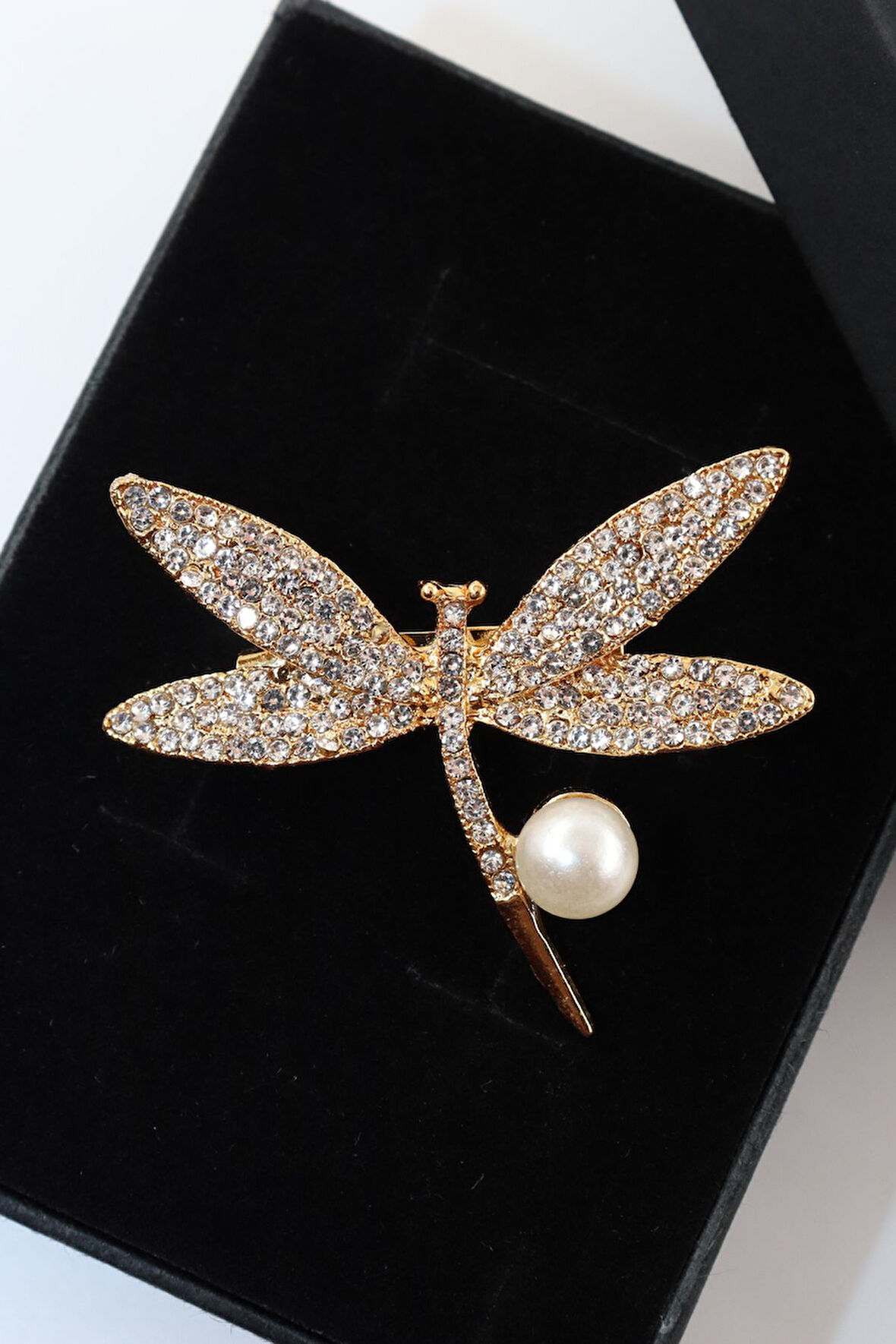 Gold renkli incili yusufçuk broş. Taşlı tasarım broş. Yaka iğnesi yusufçuk broş. Yusufçuk broş.