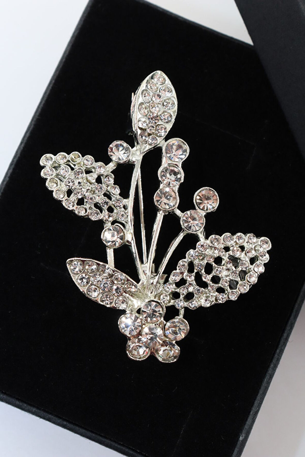 Gümüş renk kristal taşlı defne yaprağı broş. Tasarım broş. Kadın broş. Broş. Defne yaprağı broş.