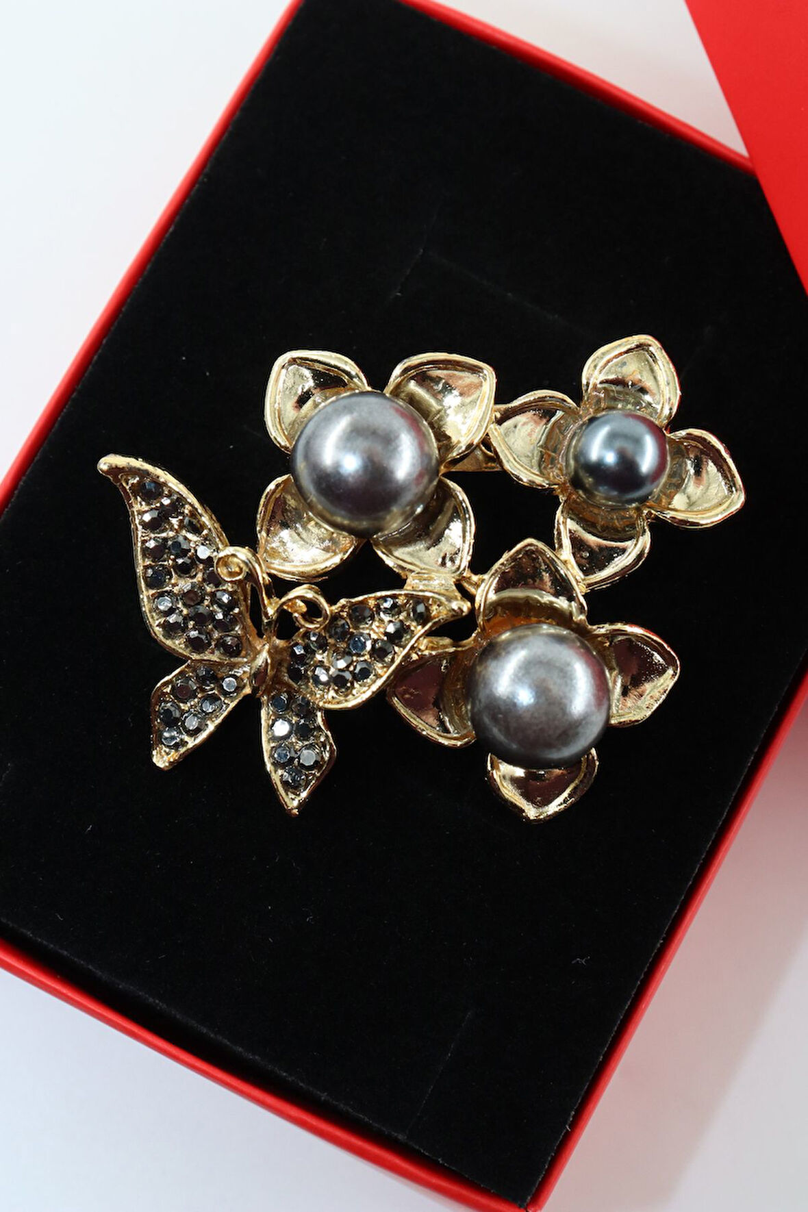 Kelebekli incili çiçek broş. Tasarım broş. Kadın broş. Broş. Kelebek broş, incili broş. Çiçek broş