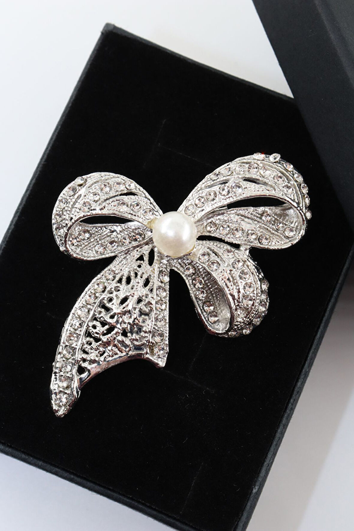 Gümüş renk incili fiyonk broş. Taşlı tasarım fiyonk broş. Yaka iğnesi fiyonk broş. Fiyonk broş.