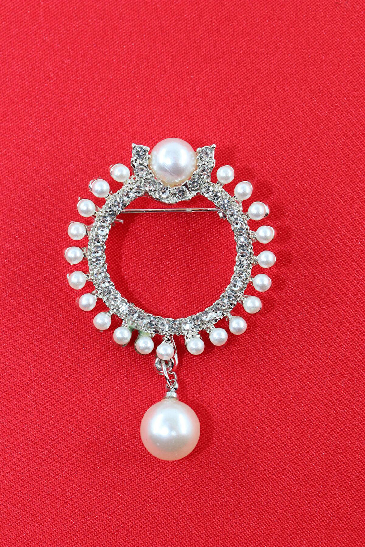 Gümüş renk sallantılı inci broş. Taşlı tasarım inci broş. Yaka iğnesi broş. İnci broş, incili broş