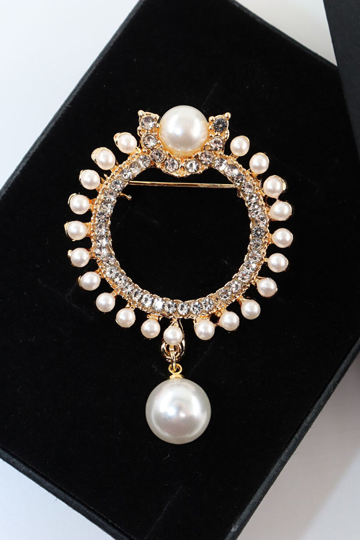 Gold renk sallantılı inci broş. Taşlı tasarım inci broş. Yaka iğnesi broş. İnci broş, incili broş.