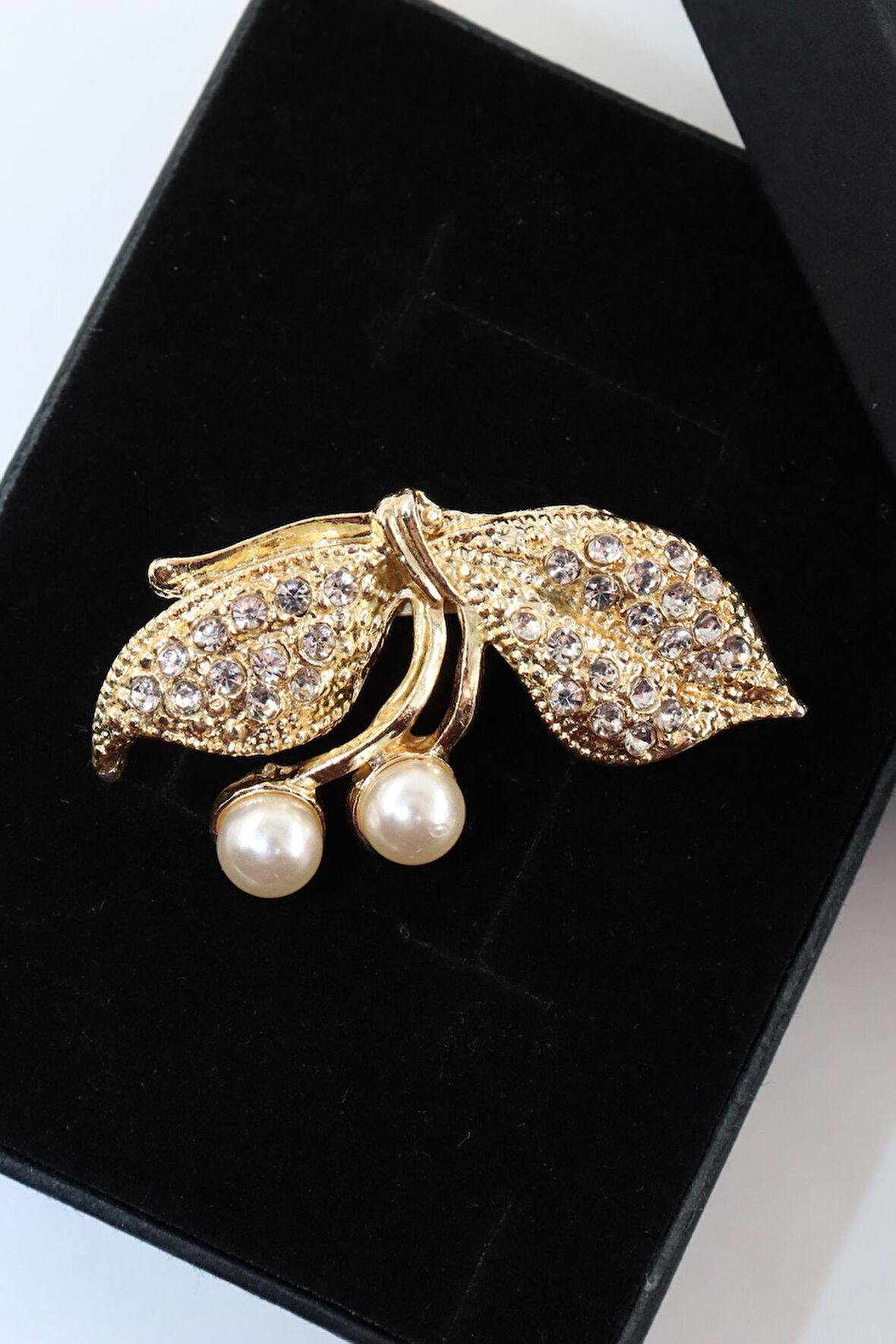 Gold renk incili fiyonk broş. Taşlı tasarım fiyonk broş. Yaka iğnesi fiyonk broş. Fiyonk broş