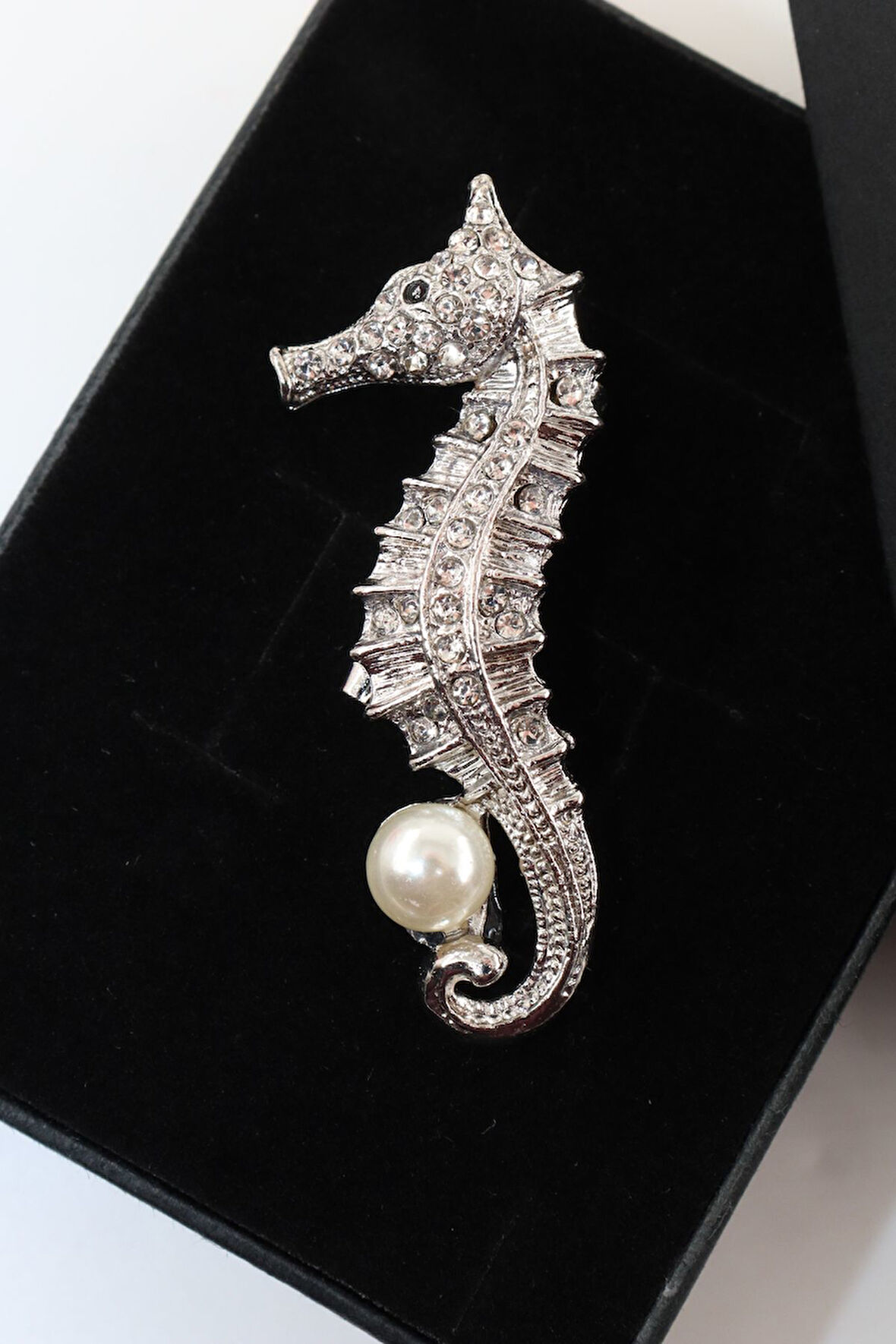 Gümüş renk incili denizatı broş. Taşlı tasarım denizatı broş. Yaka iğnesi broş. Denizatı broş.