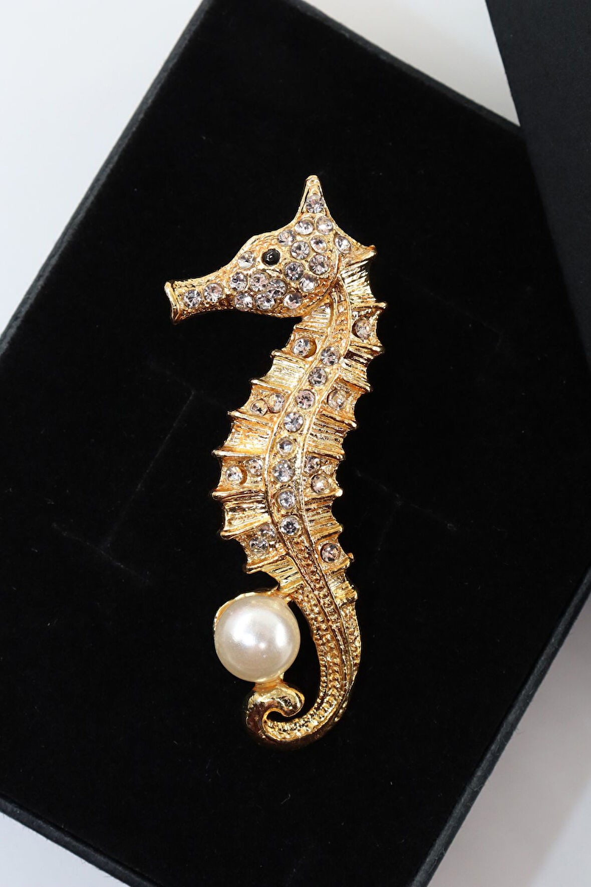 Gold renk incili denizatı broş. Taşlı tasarım denizatı broş. Yaka iğnesi broş. Denizatı broş.