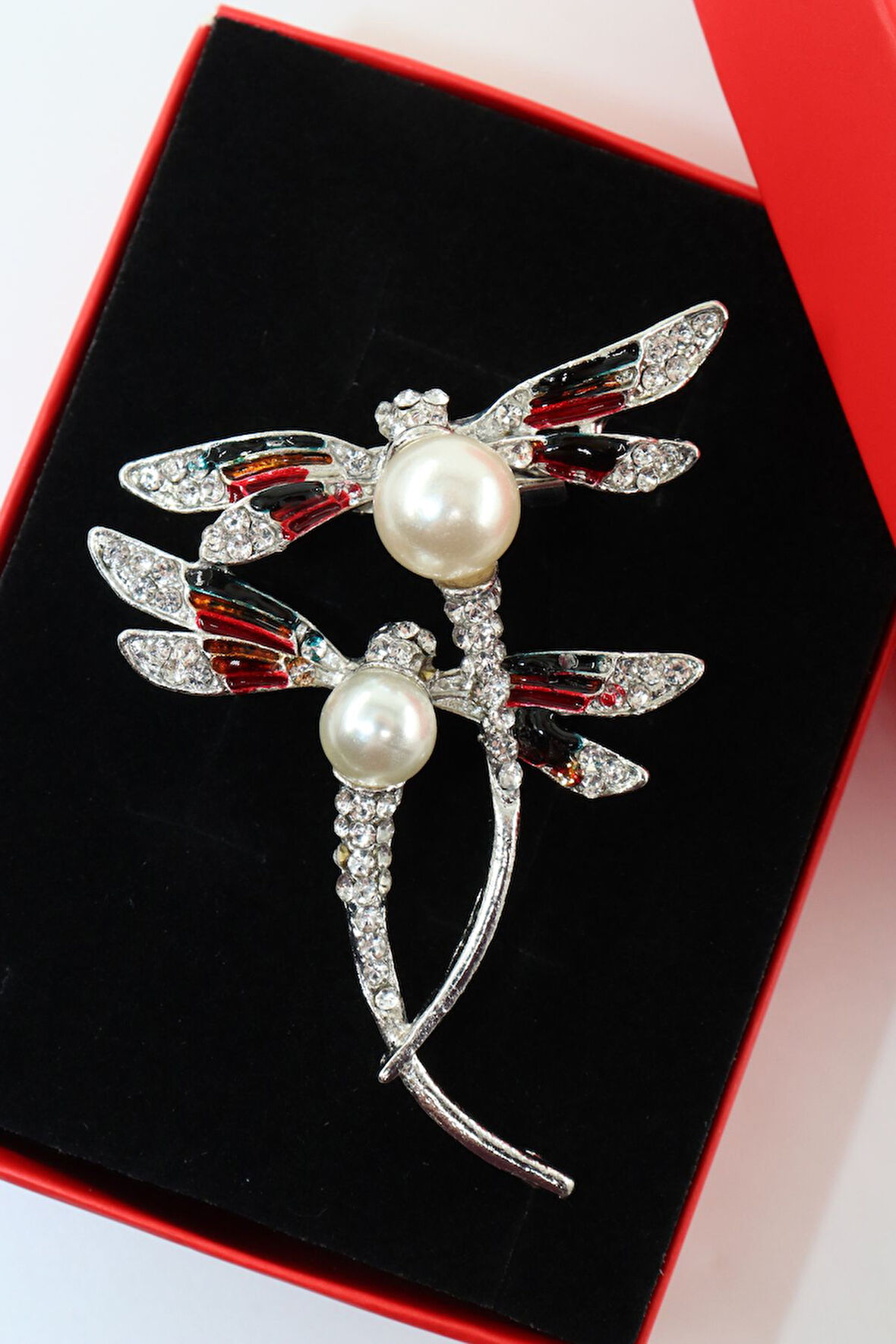 Gümüş renk incili yusufçuk broş. Taşlı broş. Yaka iğnesi broş. Kadın broş. Broş. Yusufçuk broş.