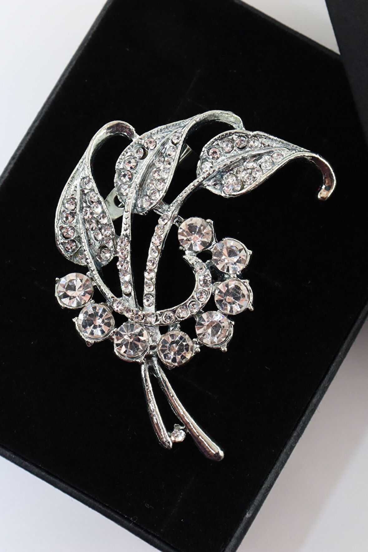 Gümüş renk taşlı lale yaprağı broş. Yaka iğnesi broş. Taşlı broş. Kadın broş. Broş. Yaprak broş.