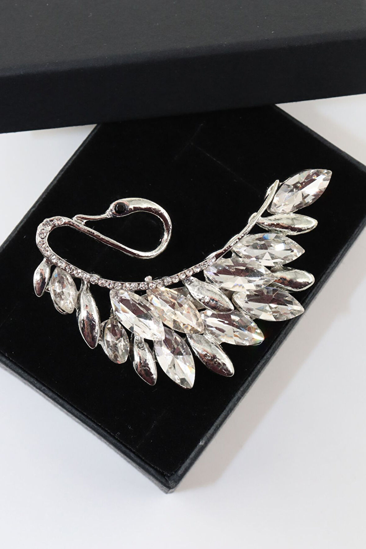 Gümüş renk pırlanta taşlı kuğu broş. Yaka iğnesi broş. Taşlı broş. Kadın broş. Broş. Kuğu broş.