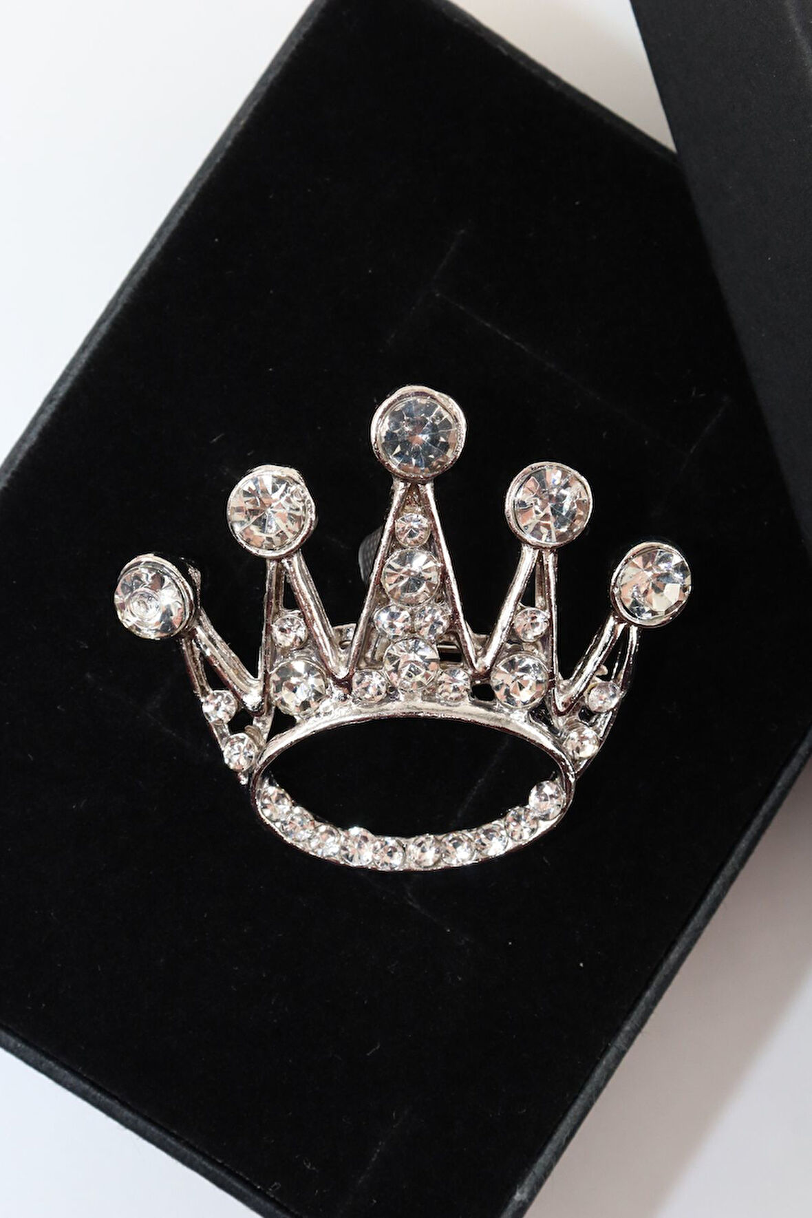 Gümüş renk kraliçe tacı broş. Yaka iğnesi broş. Taşlı broş. Kadın broş. Kraliçe tacı broş. Taç broş.