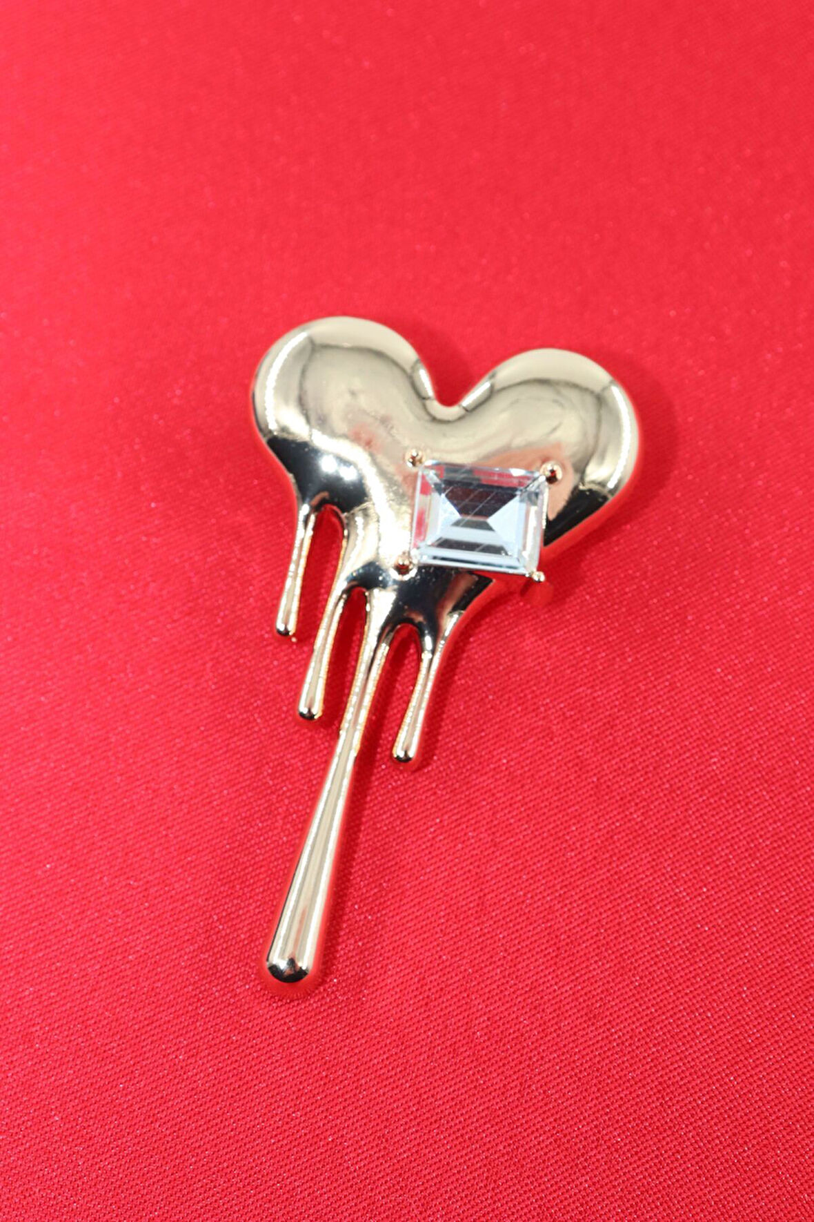 Eriyen kalp broş. Yaka iğnesi kalp broş. Taşlı tasarım pırlantalı kalp broş. Kadın broş. Kalp broş.