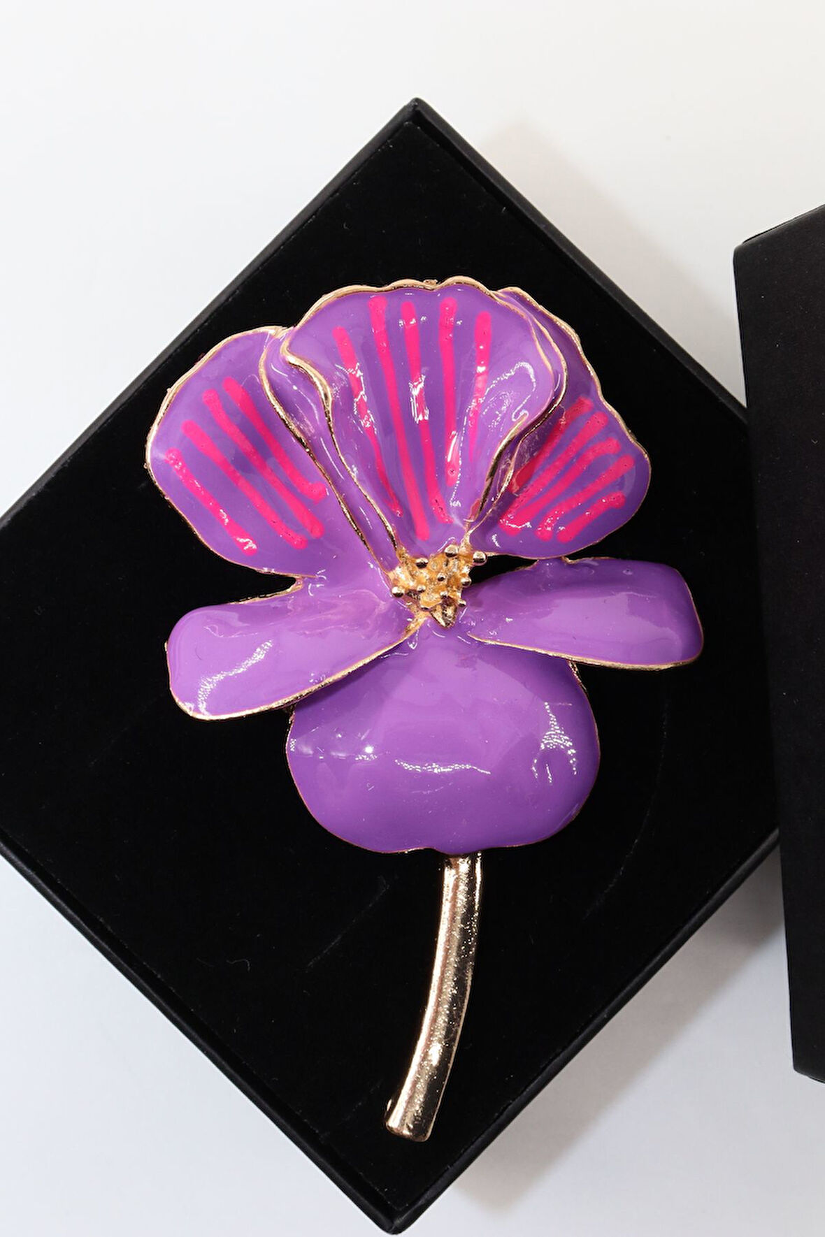 Mor menekşe broş. Yaka iğnesi menekşe broş. Kadın broş. Broş. Menekşe broş. Menekşe çiçeği broş.