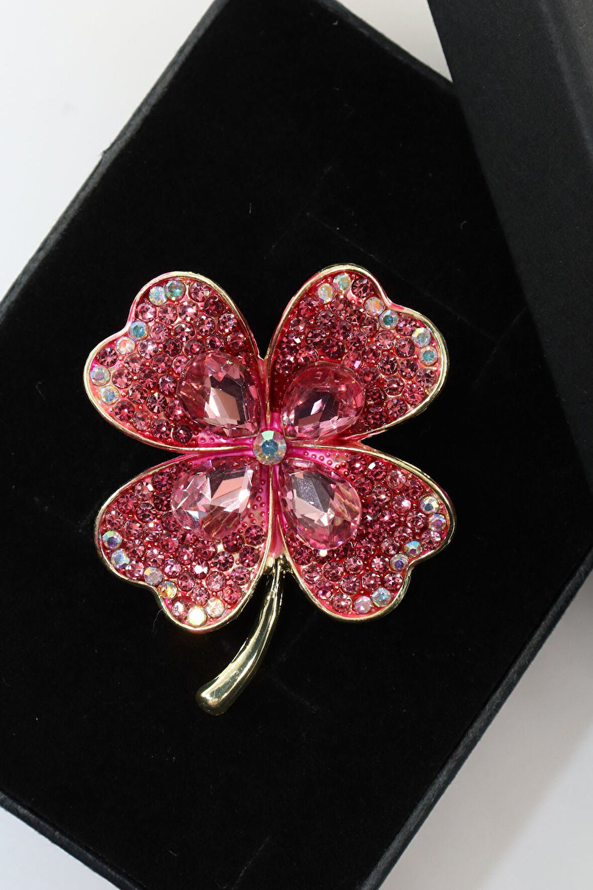 Kristal taşlı yonca broş. Yaka iğnesi yonca broş. Taşlı tasarım broş. Kadın broş. Broş. Yonca broş.