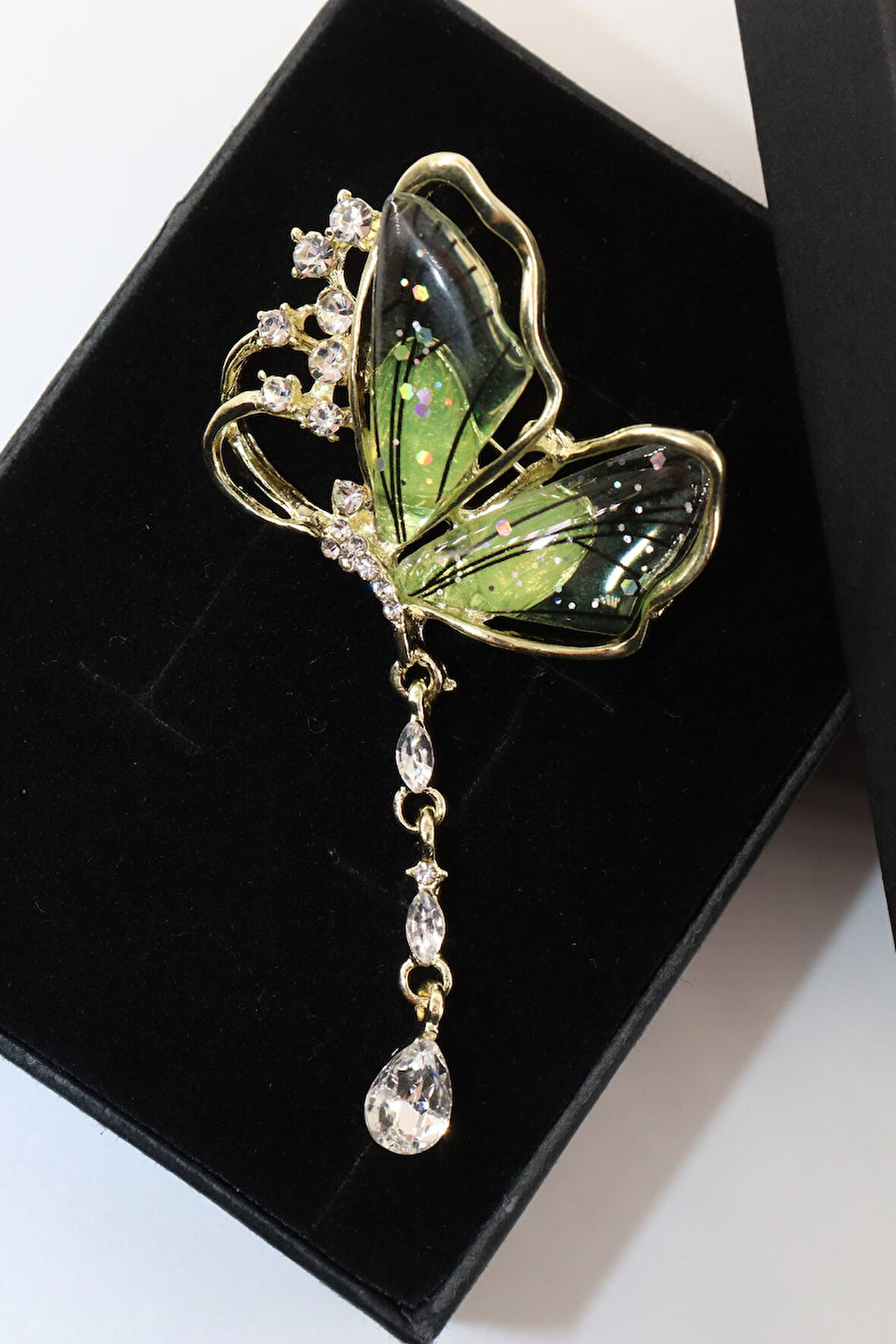 Pırlanta taşlı sallantılı kelebek broş. Yaka iğnesi broş. Taşlı broş. Kadın broş. Broş. Kelebek broş