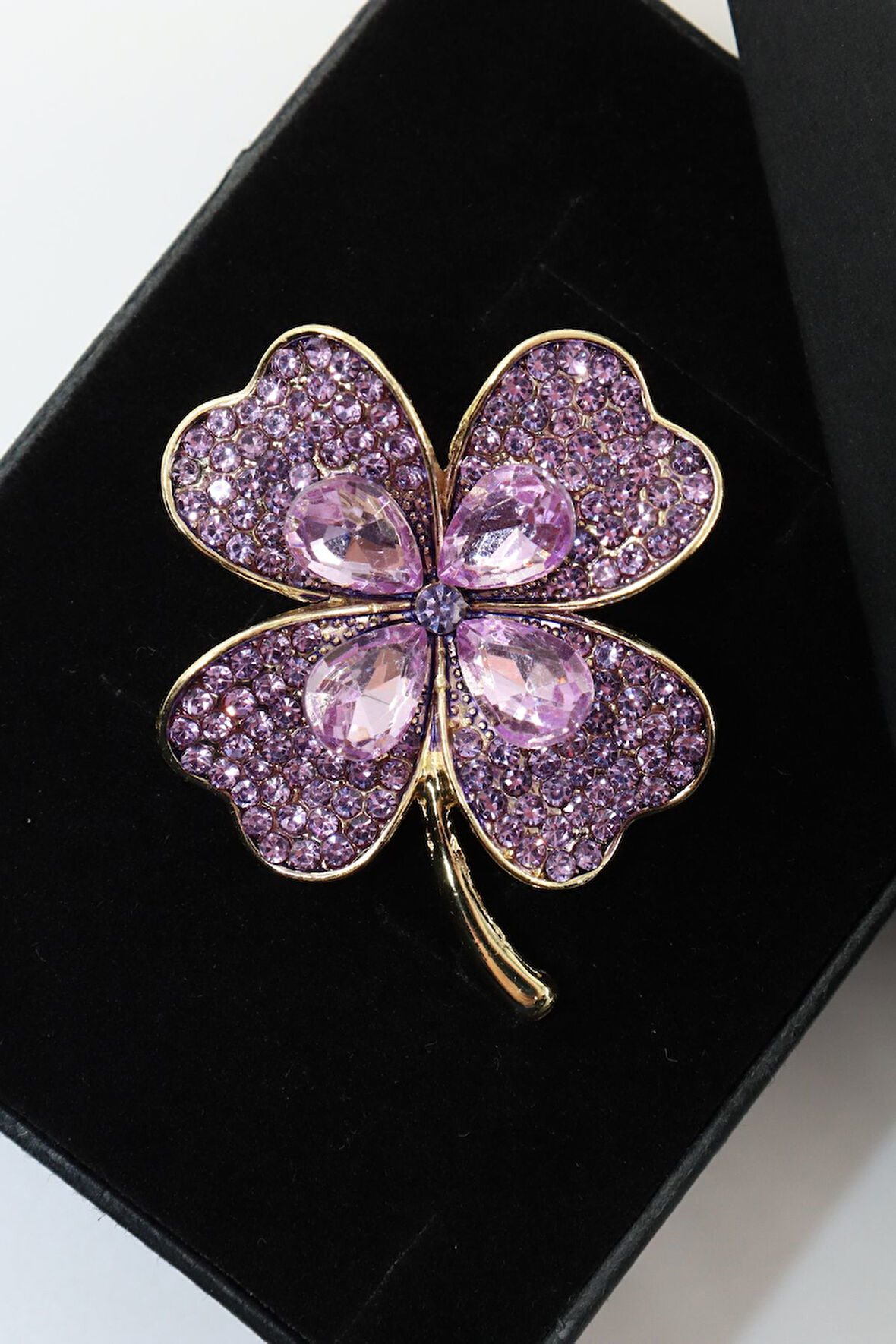 Kristal taşlı yonca broş. Yaka iğnesi yonca broş. Taşlı tasarım broş. Kadın broş. Broş. Yonca broş.