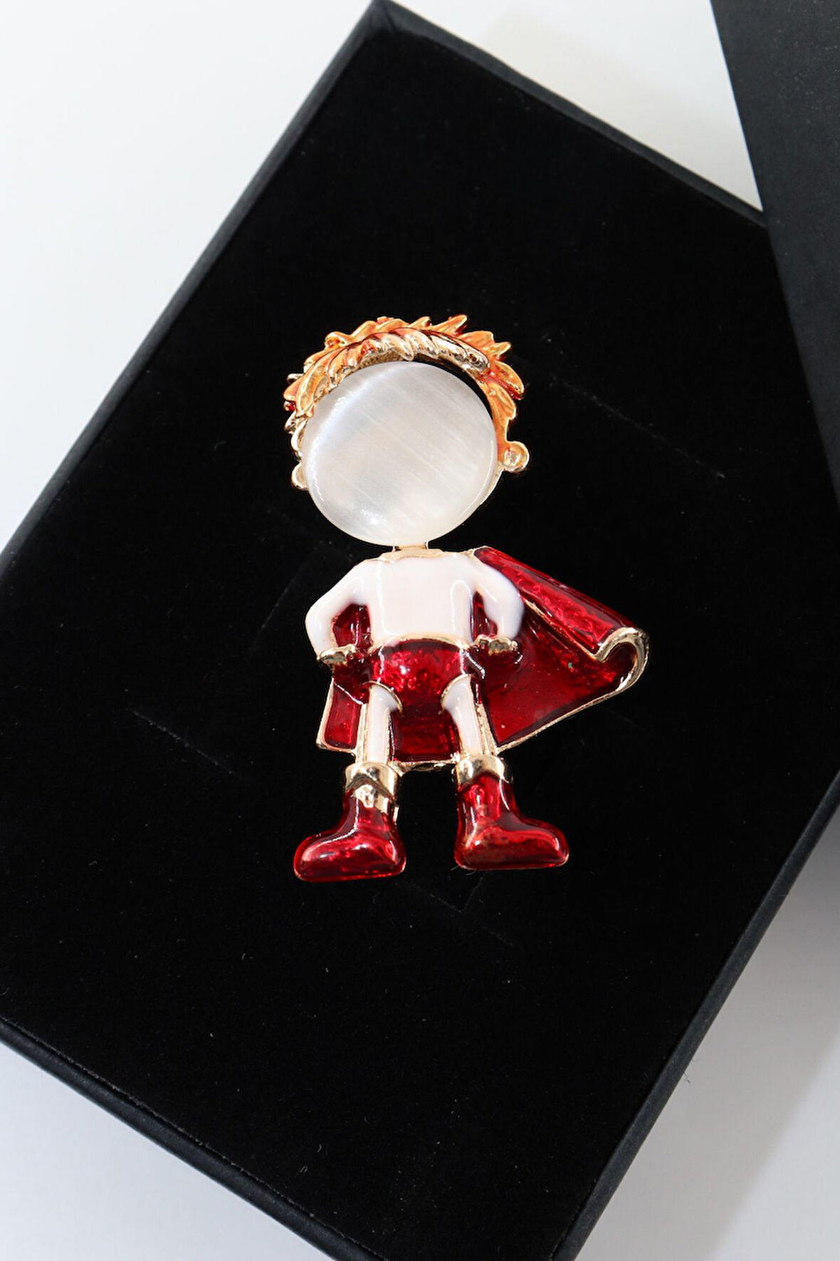 Süpermen broş. Yaka iğnesi süpermen broş. Taşlı tasarım süpermen broş. Erkek broş. Broş.