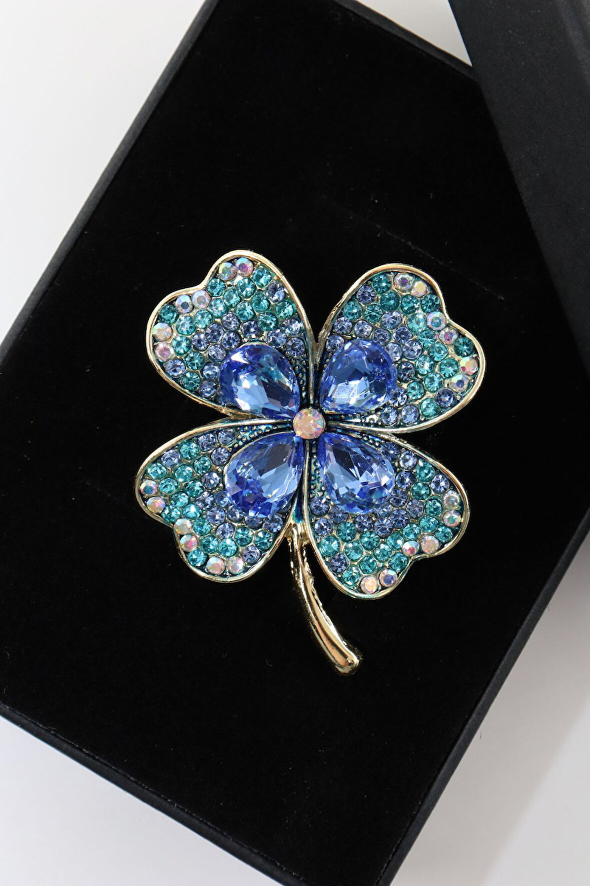 Kristal taşlı yonca broş. Yaka iğnesi yonca broş. Taşlı tasarım broş. Kadın broş. Broş. Yonca broş.