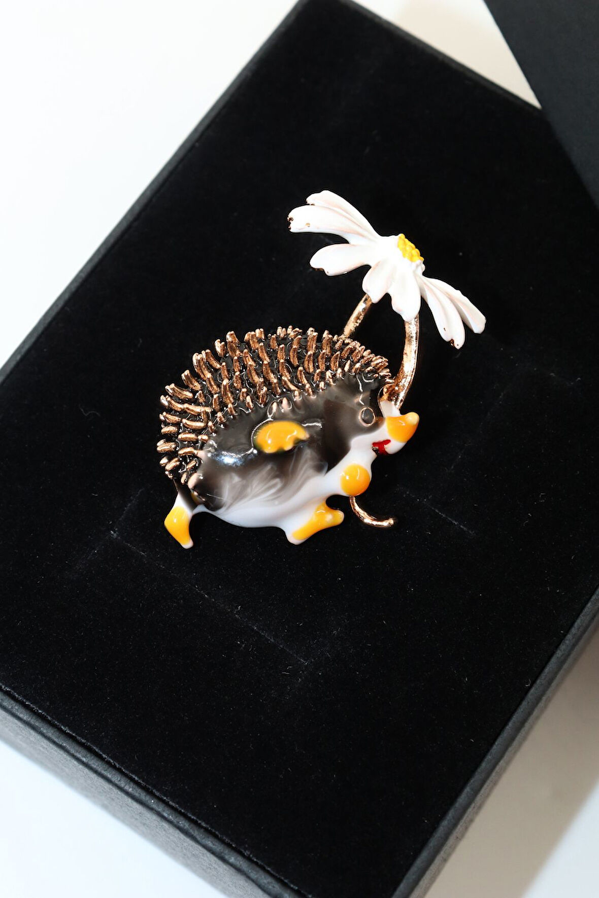 Papatyalı sevimli kirpi broş. Yaka iğnesi kirpi broş. Kirpi broş. Papatya broş. Broş.  Kadın broş.