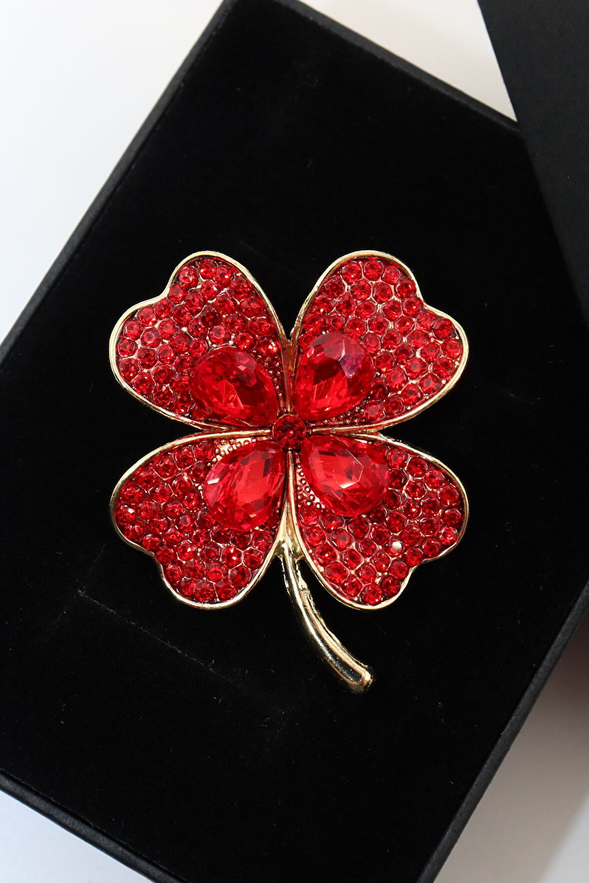 Dört yapraklı yonca broş. Yaka iğnesi yonca broş. Taşlı tasarım yonca broş. Kadın broş. Yonca broş