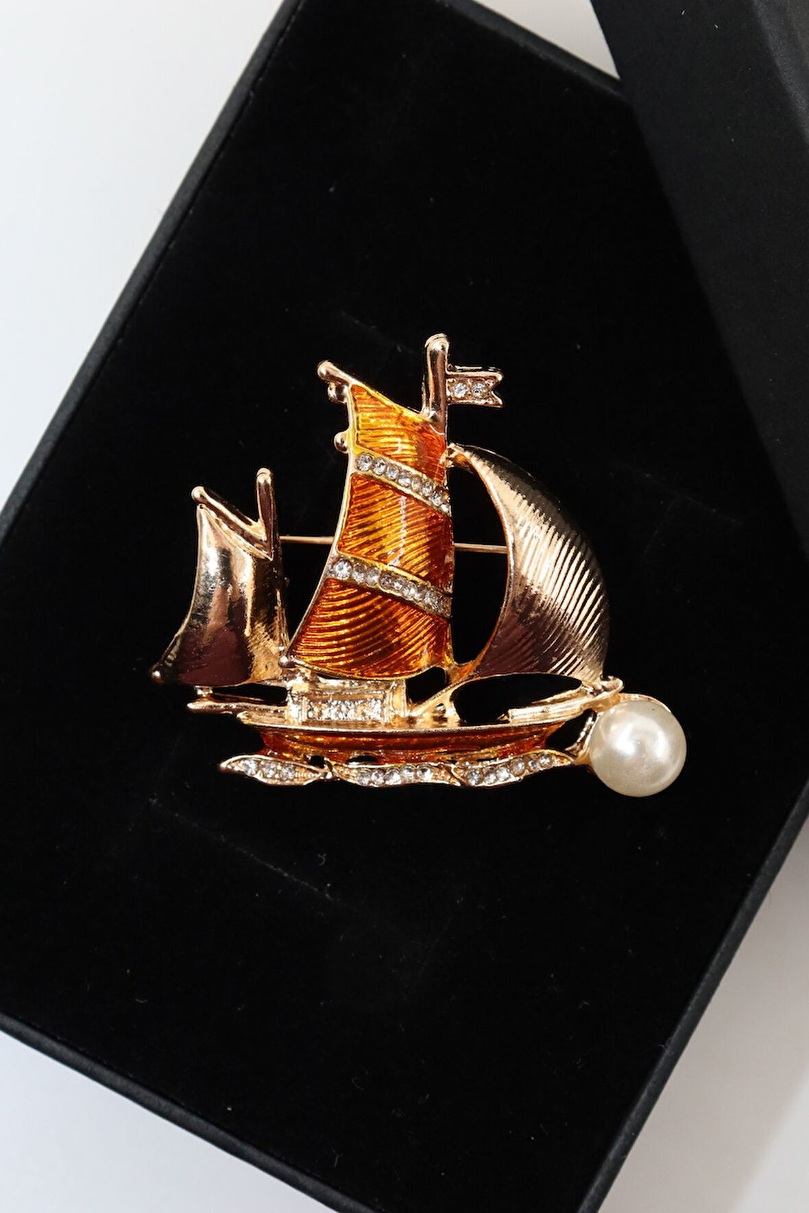 İncili zirkon taşlı gemi broş. Yaka iğnesi incili gemi broş. Erkek broş kadın broş. Gemi broş.
