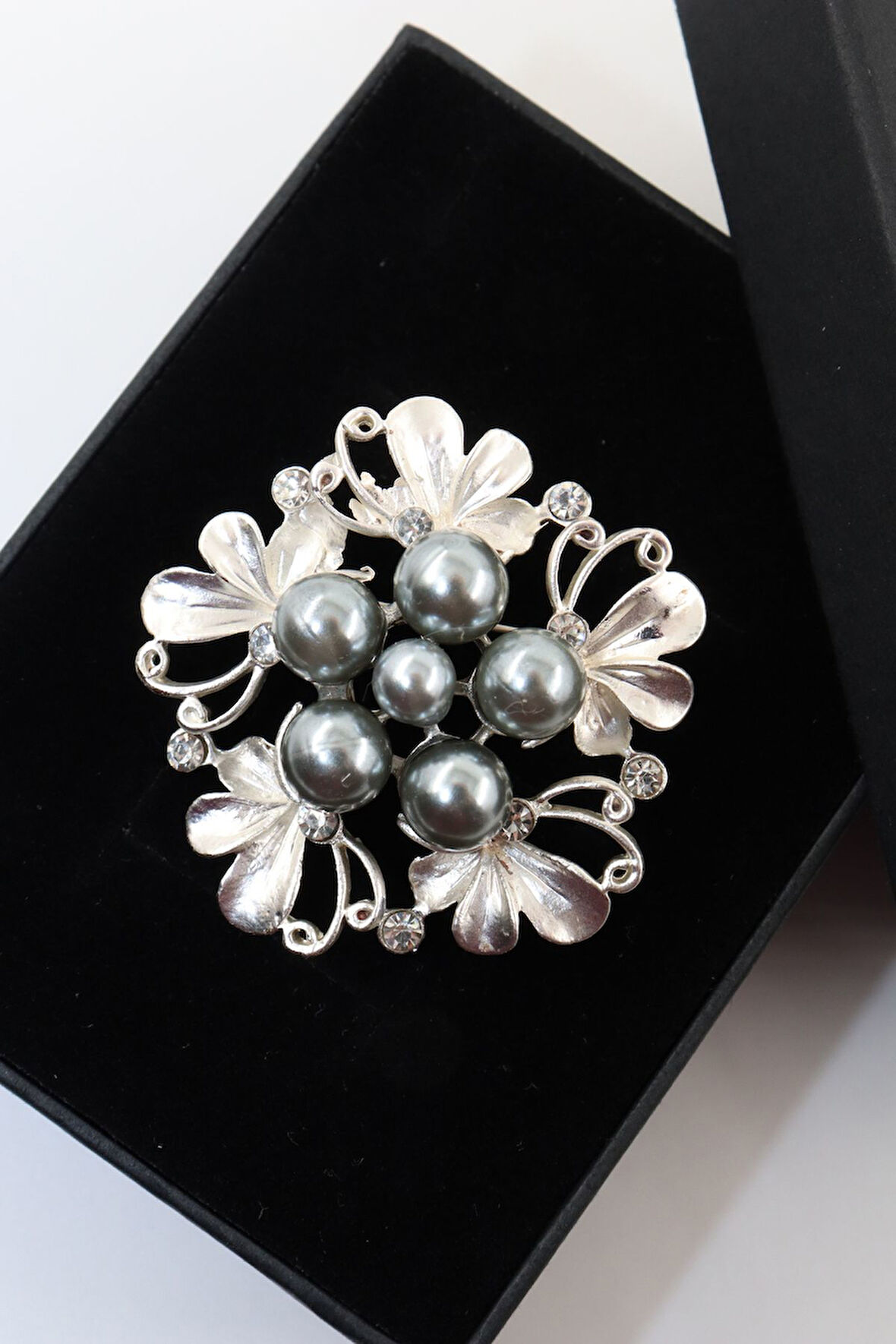 Zirkon taşlı incili broş. Yaka iğnesi inci broş. Taşlı tasarım inci broş. Kadın broş. İnci broş.