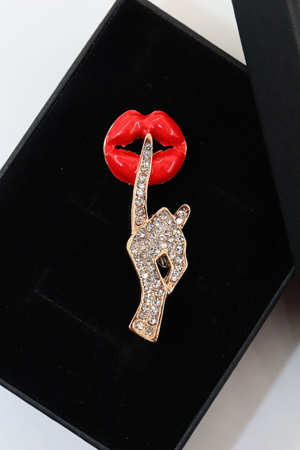 Gold zirkon sessiz ol broş. Yaka iğnesi sus broş. Taşlı tasarım dudak broş. Kadın broş. Dudak broş.