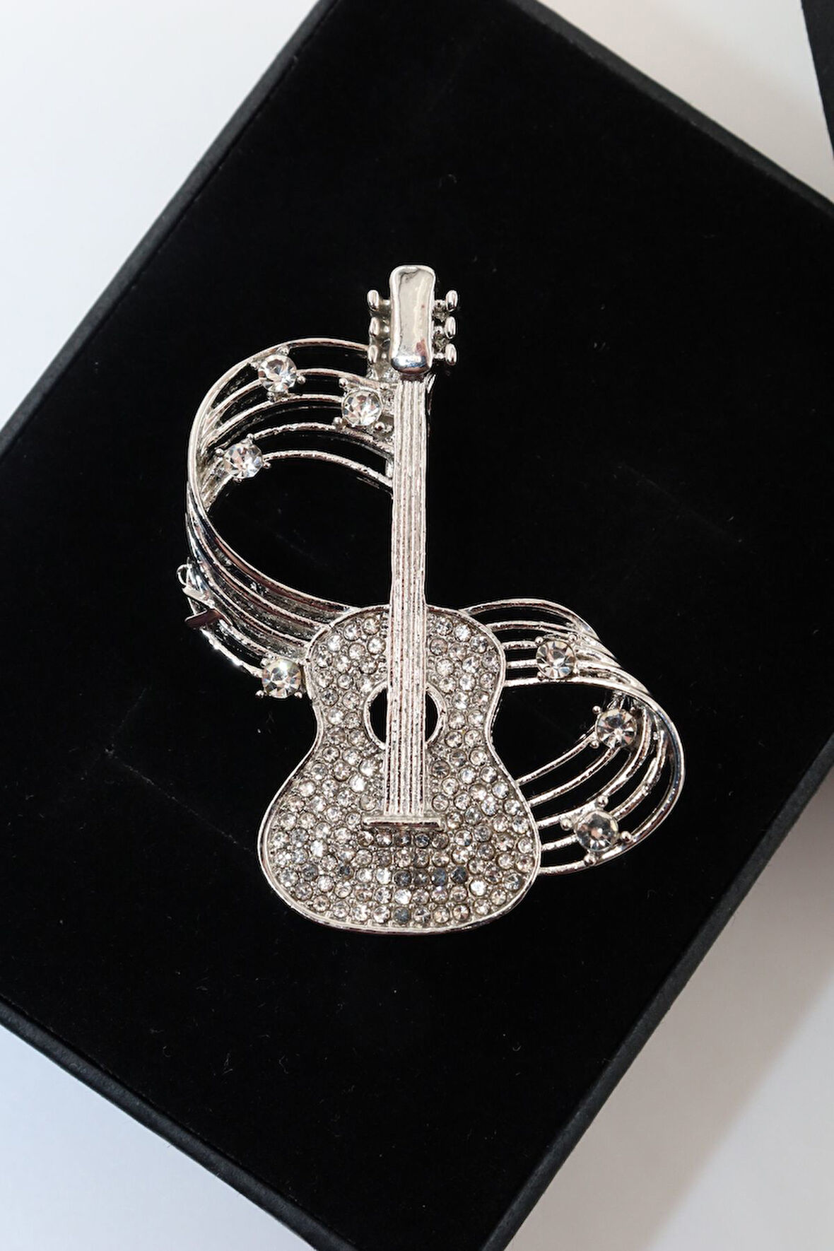 Zirkon taşlı melodili gitar broş. Yaka iğnesi gitar broş. Erkek broş. Kadın broş. Gitar broş.