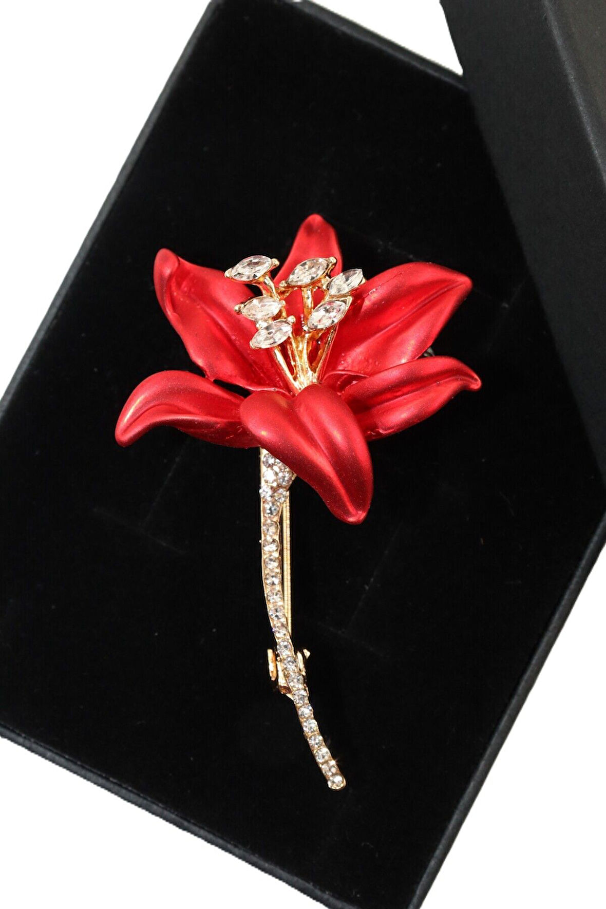 Zirkon taşlı kırmızı zambak broş. Yaka iğnesi zambak broş. Taşlı zambak broş.Kadın broş. Zambak broş