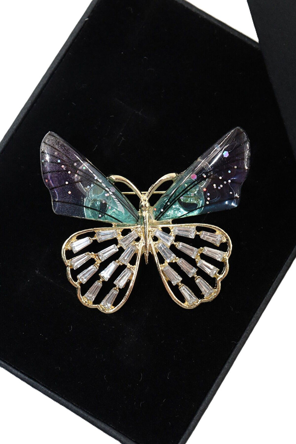 Taşlı kelebek broş. Yaka iğnesi kelebek broş. Taşlı tasarım kelebek broş. Kadın broş. Kelebek broş.