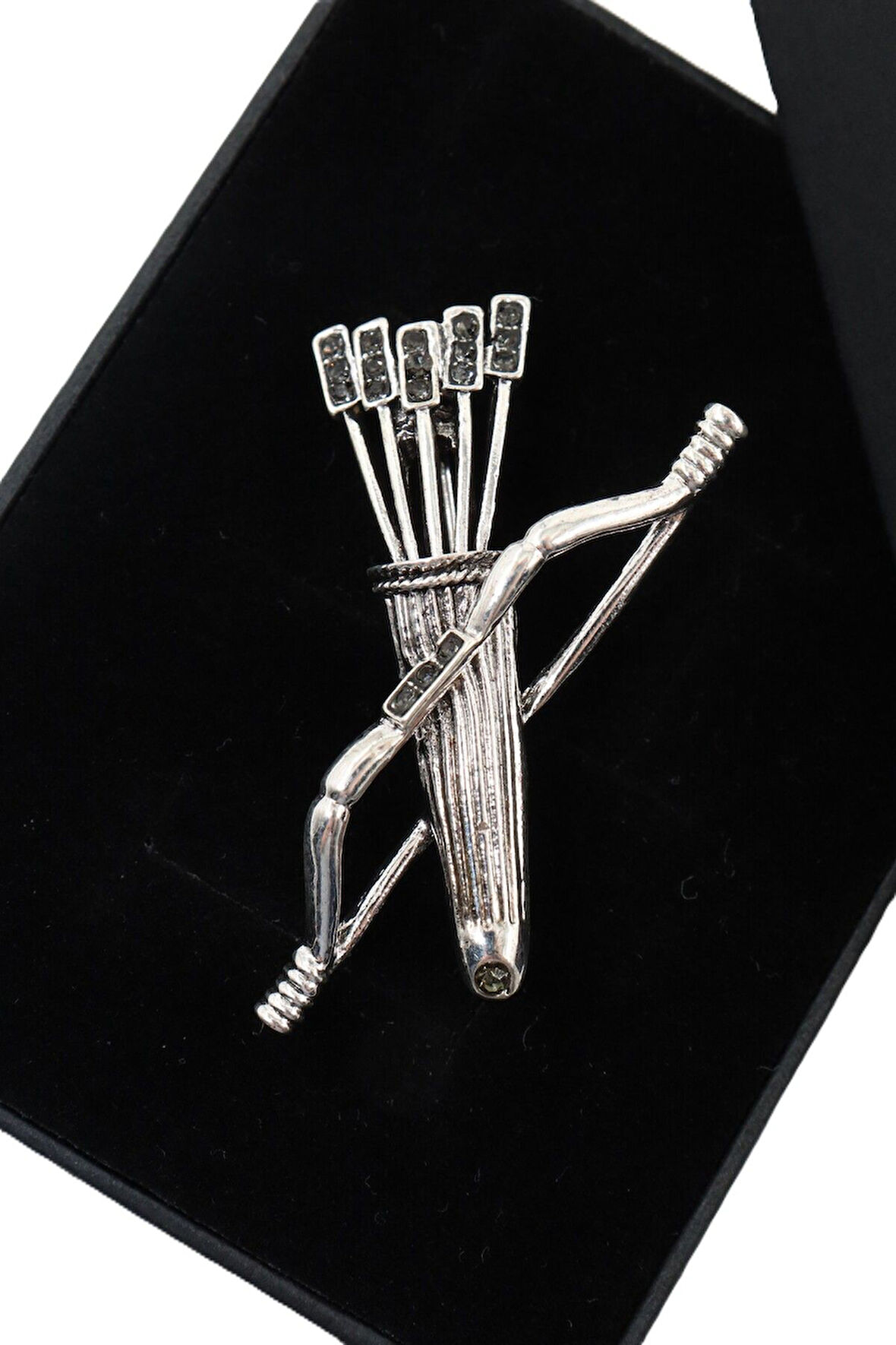 Pusat broş. Yay ok broş. Yaka iğnesi yay ok broş. Erkek broş. Kadın broş. Yay broş. Ok broş.