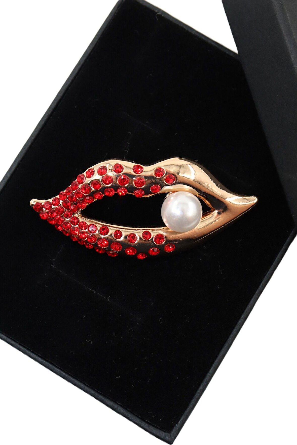 İncili gold lips broş. Yaka iğnesi dudaklı broş. Taşlı tasarım dudak broş. Kadın broş. Dudak broş.