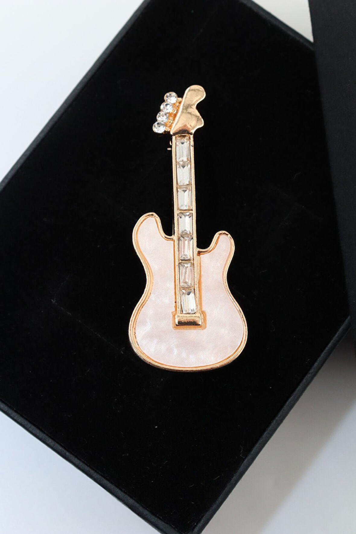 Sedef gitar broş. Yaka iğnesi gitarlı broş. Tasarım gitar broş. Erkek broş. Kadın broş. Gitar broş.