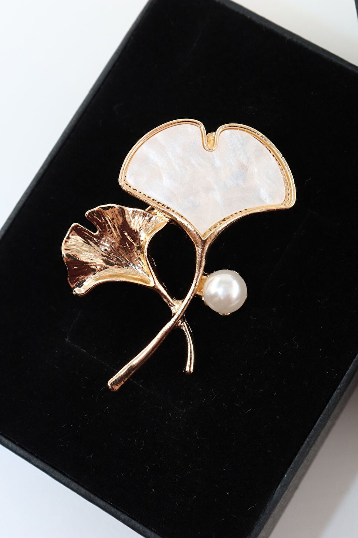 Gold Sedef Incili Ginkgo Yaprağı Broş. Yaka Iğnesi Ginkgo Yaprağı. Kadın Broş. Ginkgo Yaprağı Broş.