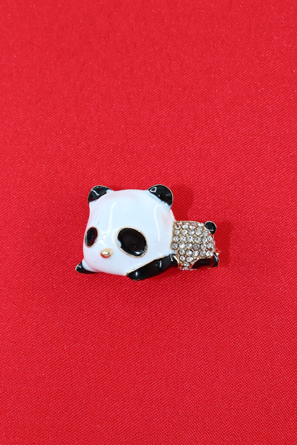 Yavru panda broş. Yaka iğnesi panda broş. Zirko taşlı tasarım panda broş. Kadın broş. Panda broş.