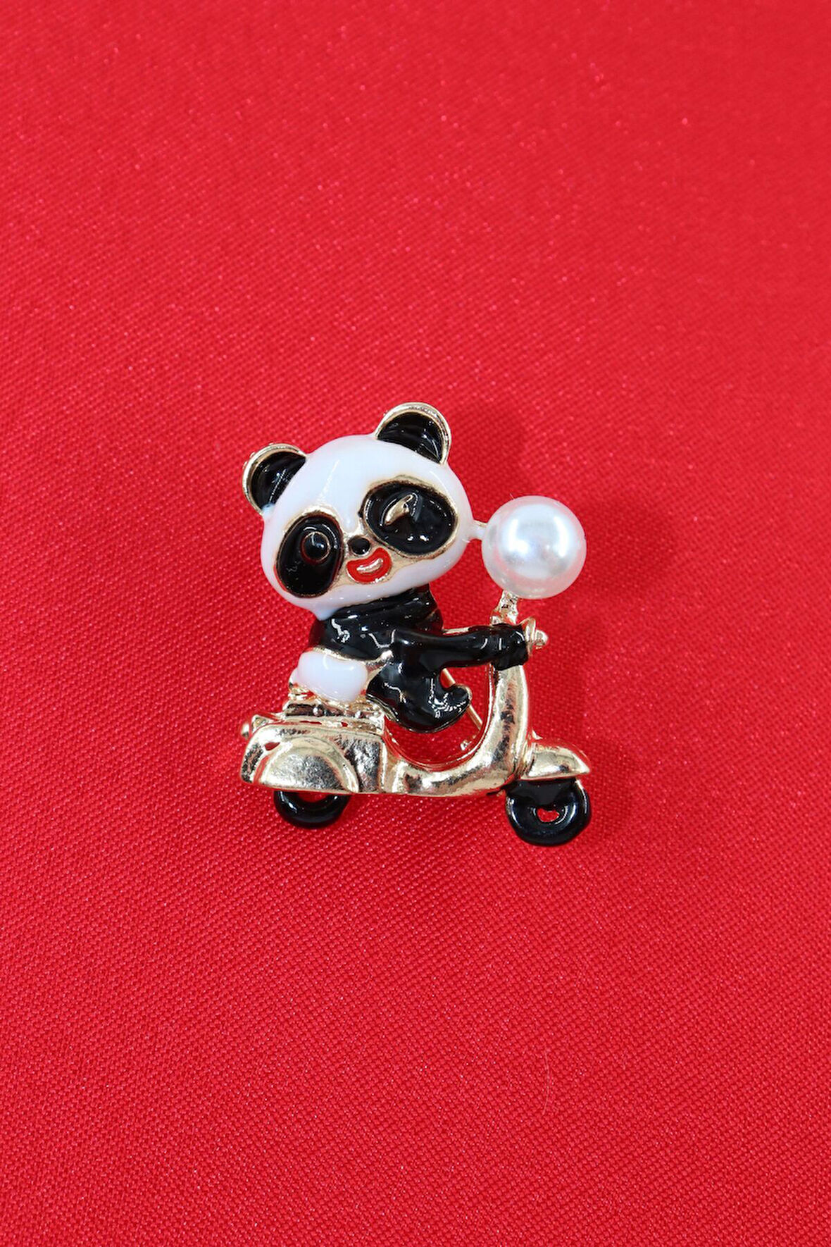 Yavru panda broş. Yaka iğnesi panda broş. Zirko taşlı tasarım panda broş. Kadın broş. Panda broş.