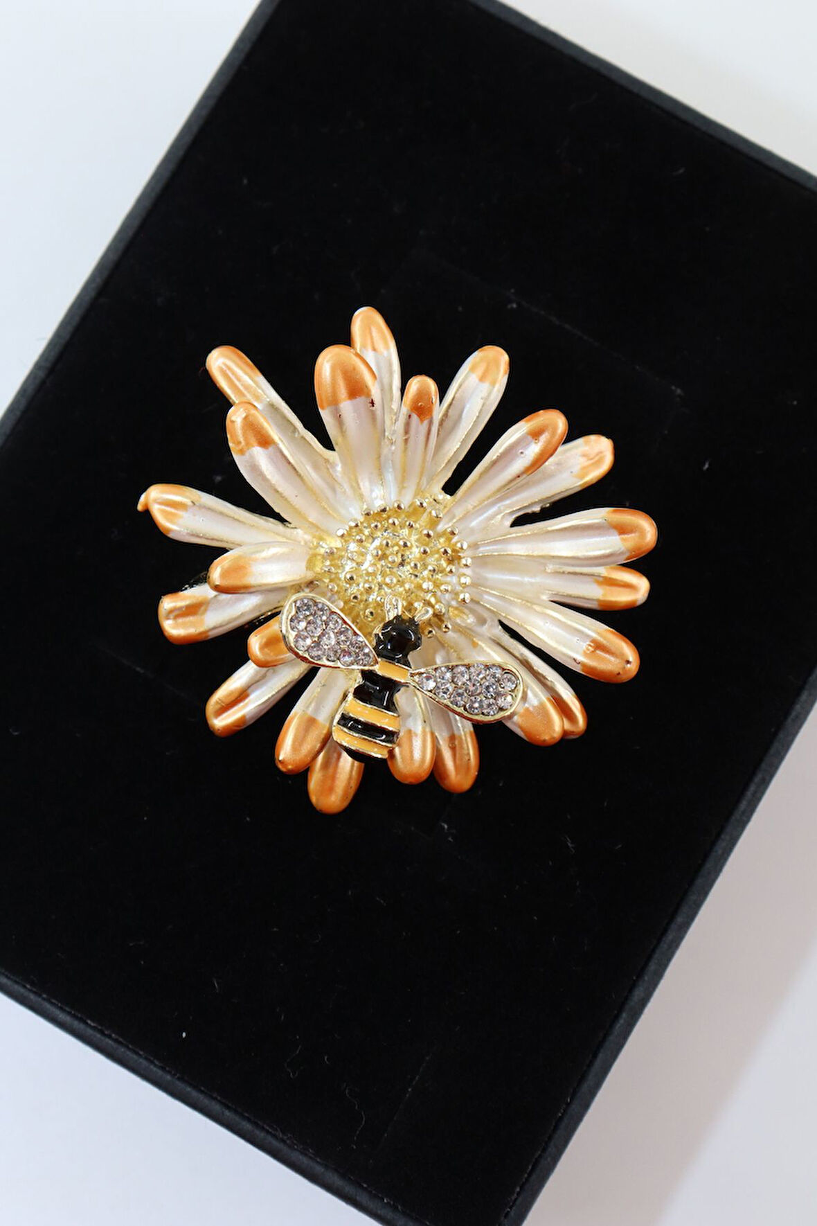 Arılı papatya broş. Yaka iğnesi papatya broş. Taşlı arılı broş. Kadın broş. Arı broş. Papatya broş.